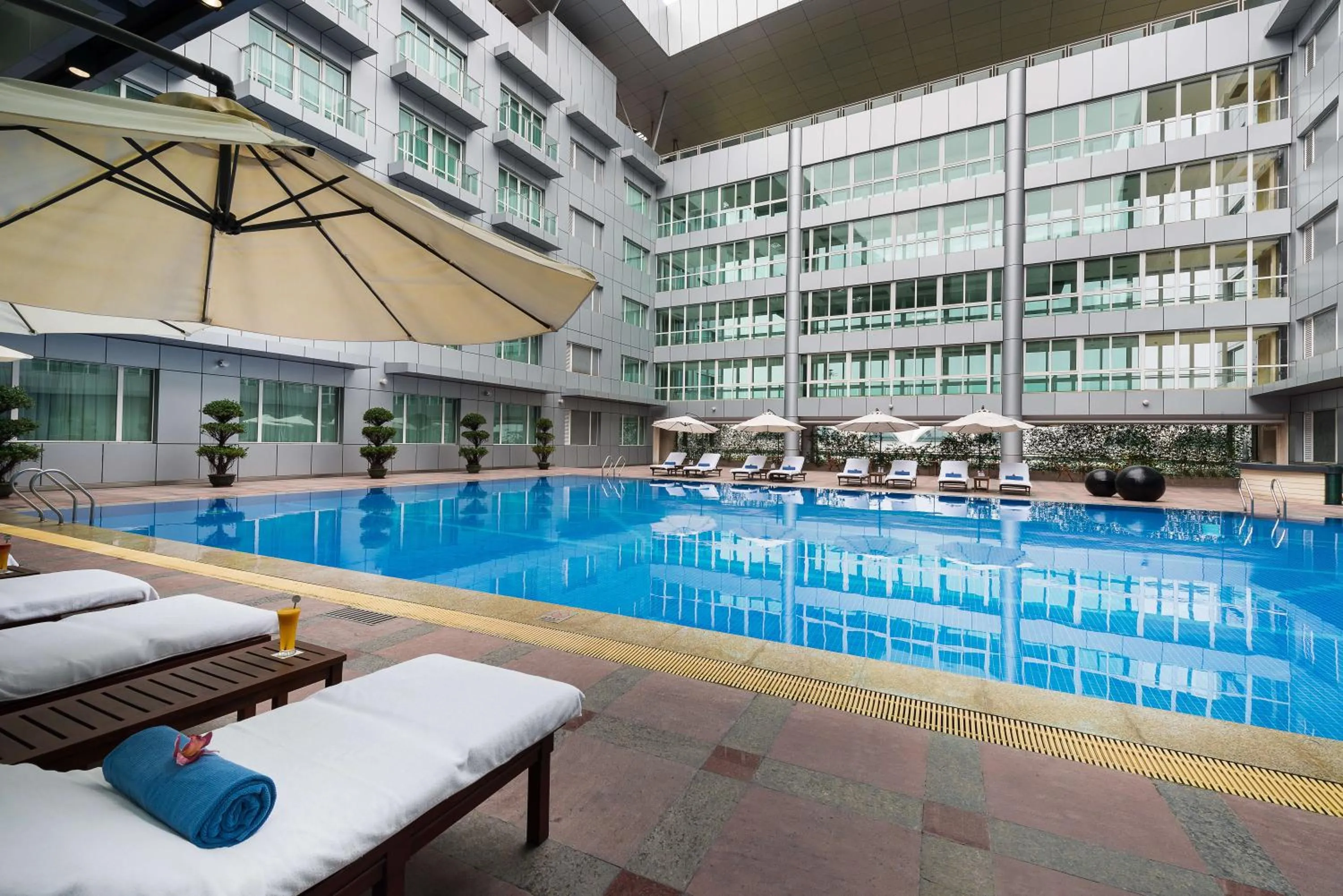 Swimming pool in Novotel Guangzhou Baiyun Airport - Canton Fair Free Shuttle Bus & Official Registration Agency