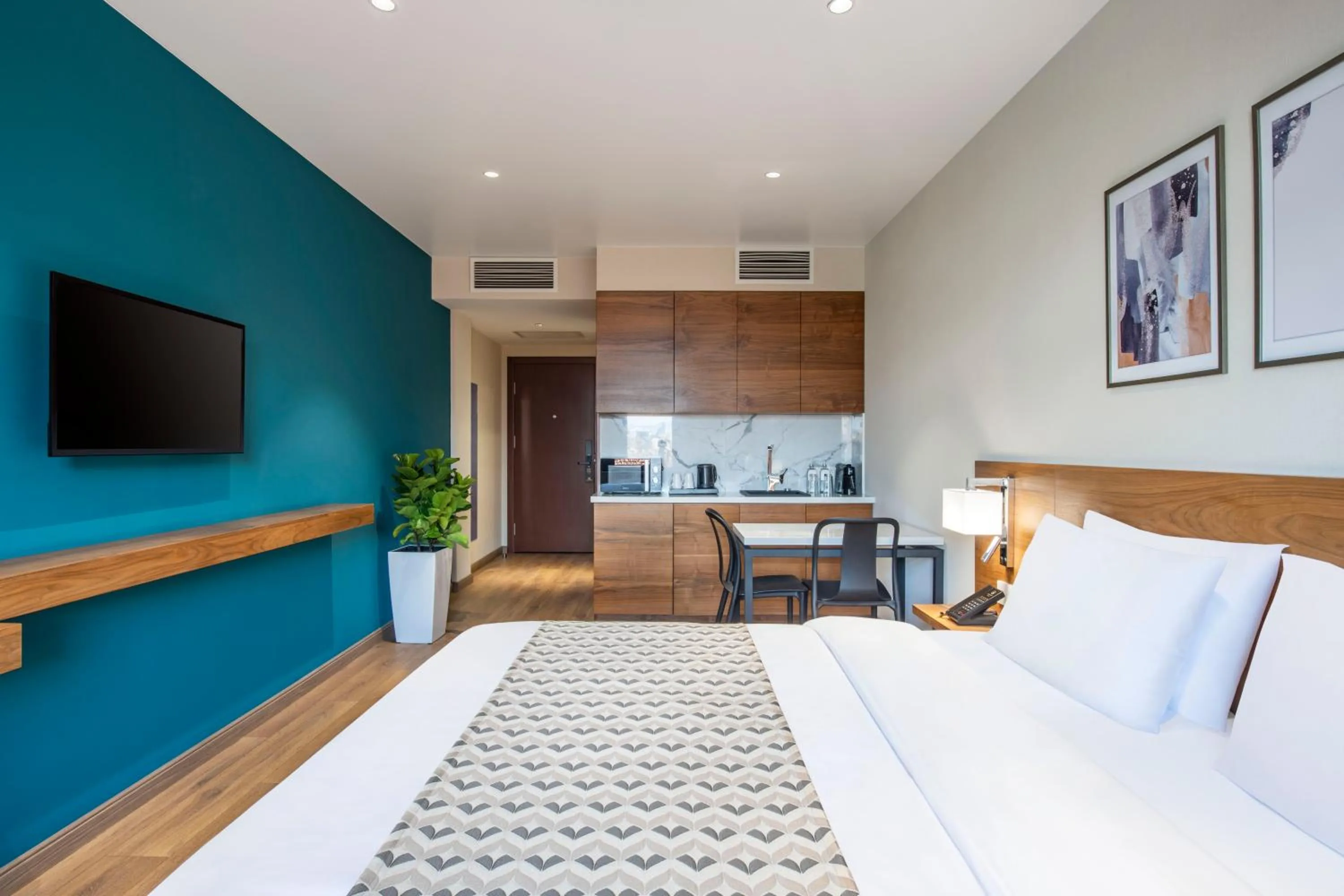 Coffee/tea facilities, Bed in Clocks Hotel Tbilisi