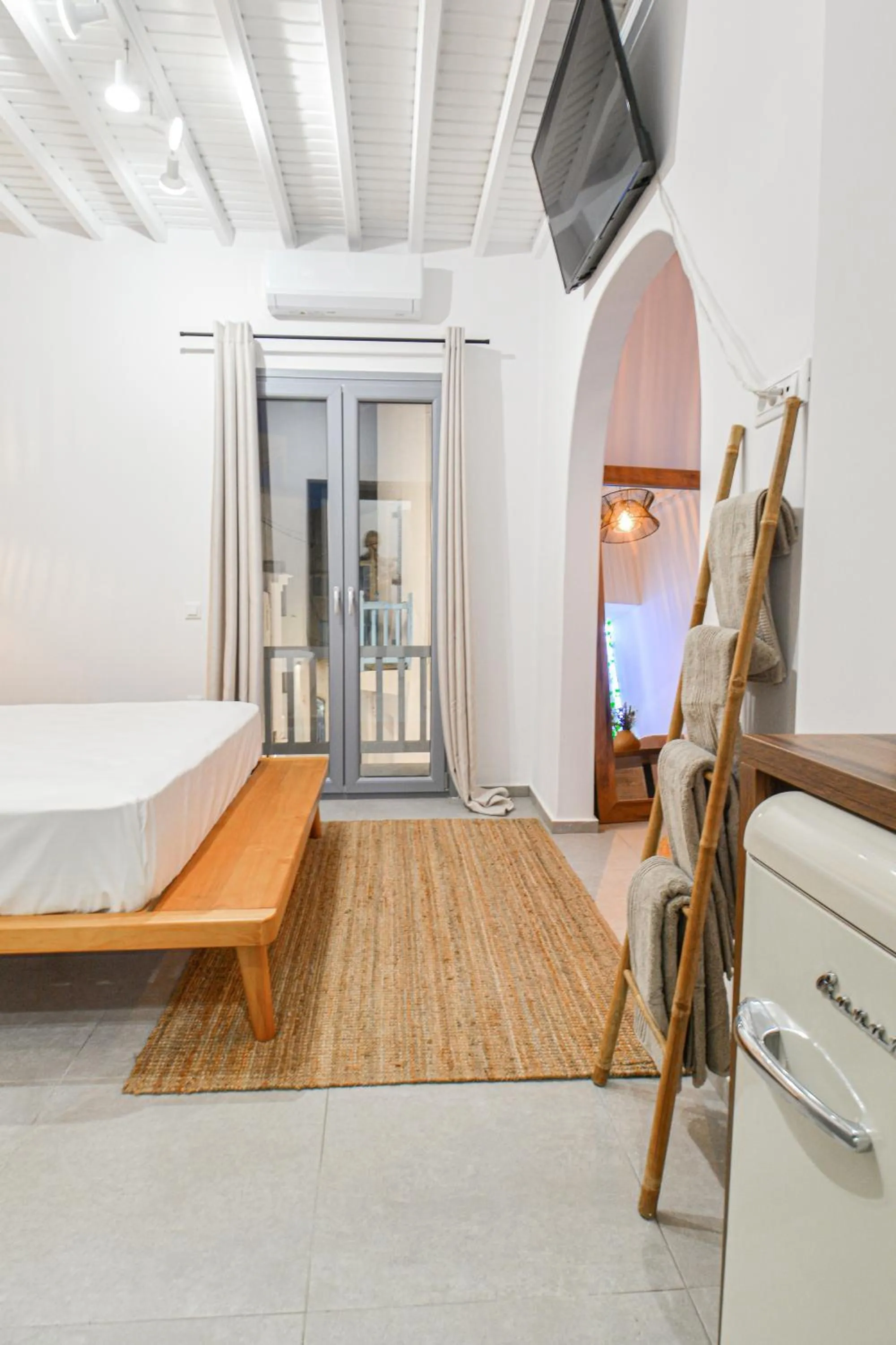 Communal lounge/ TV room, Bed in Oikia Suites Mykonos