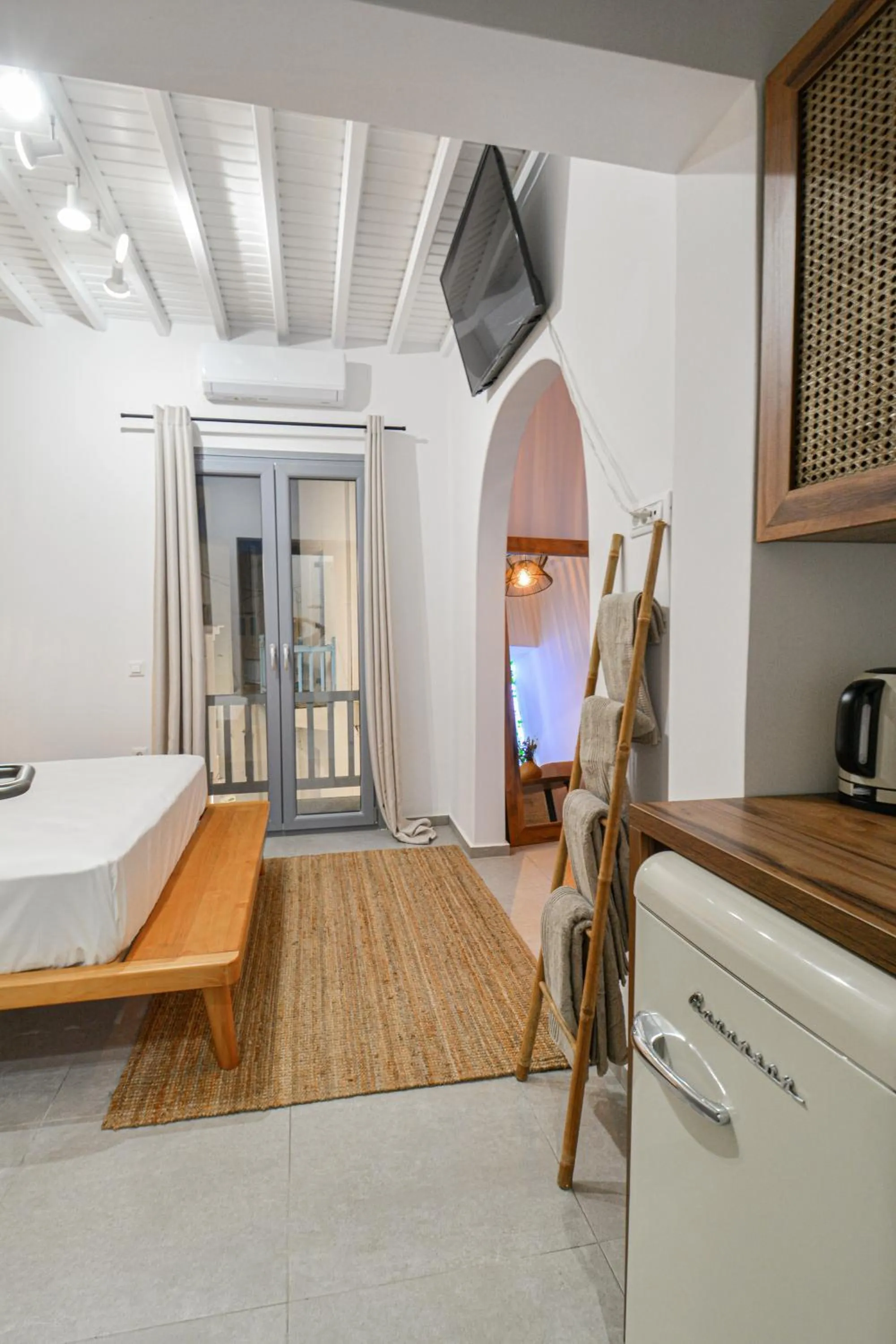 Seating area, Bed in Oikia Suites Mykonos