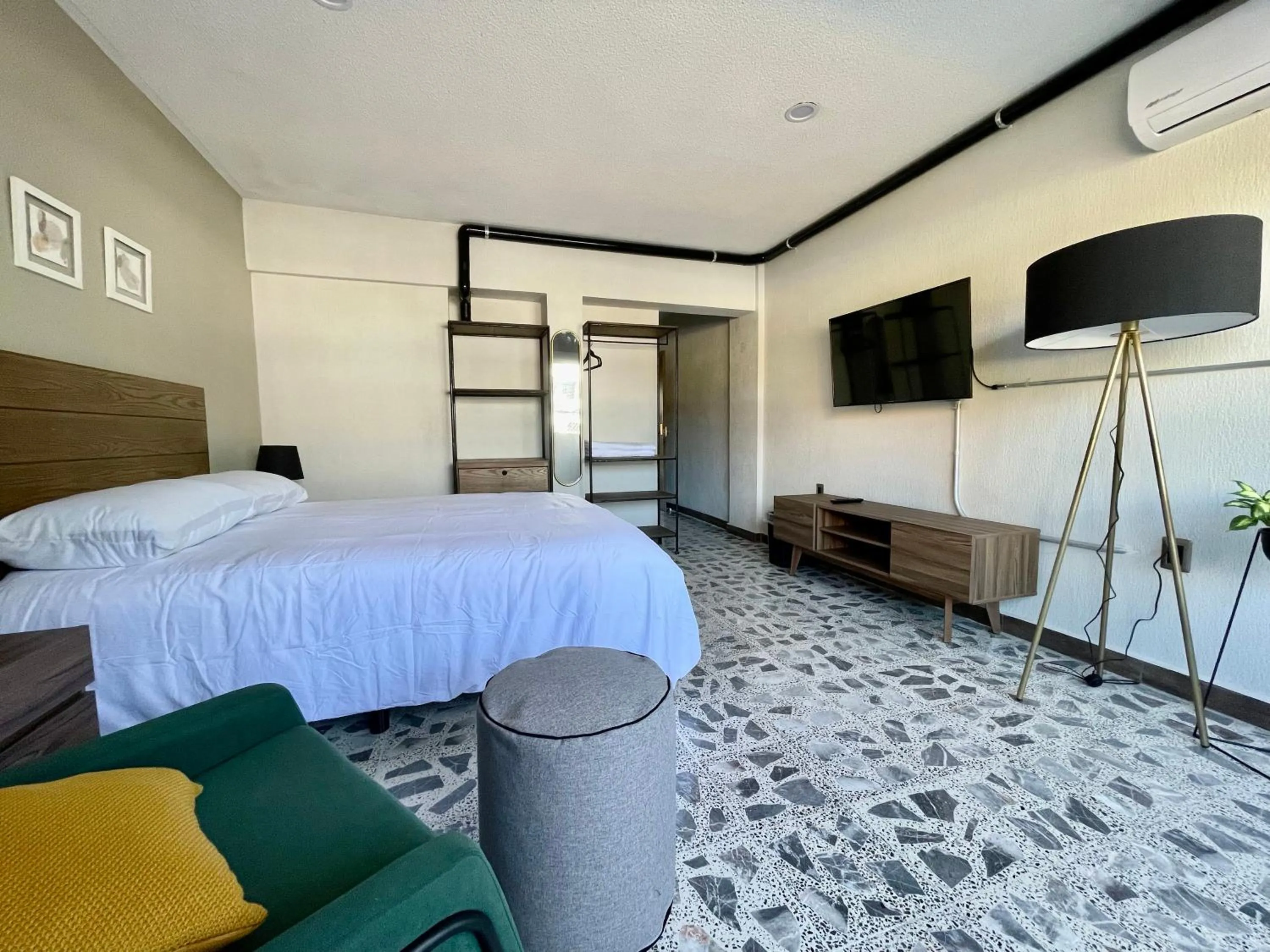 Photo of the whole room, Bed in Estacion Alameda Downtown