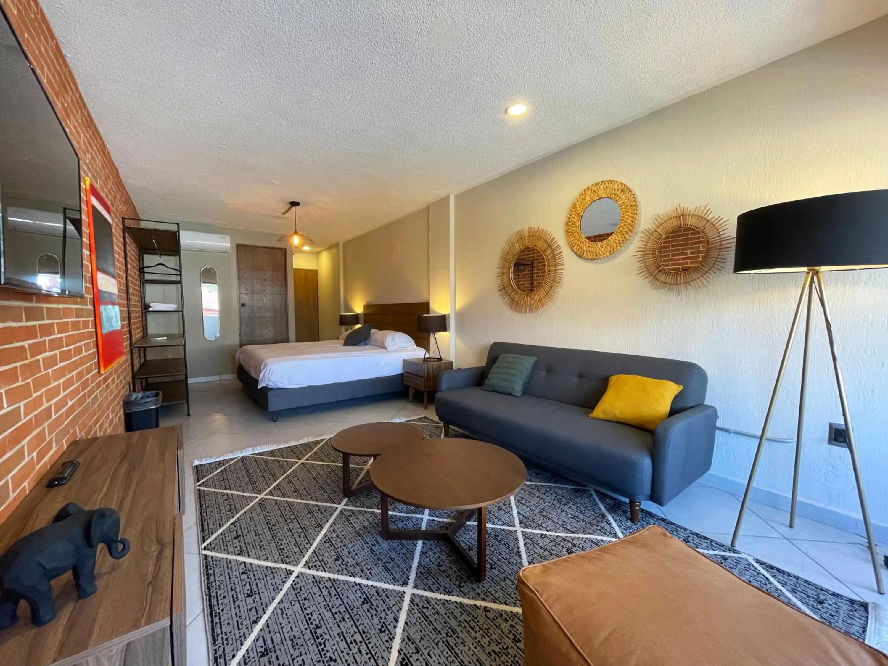 Photo of the whole room, Bed in Estacion Alameda Downtown