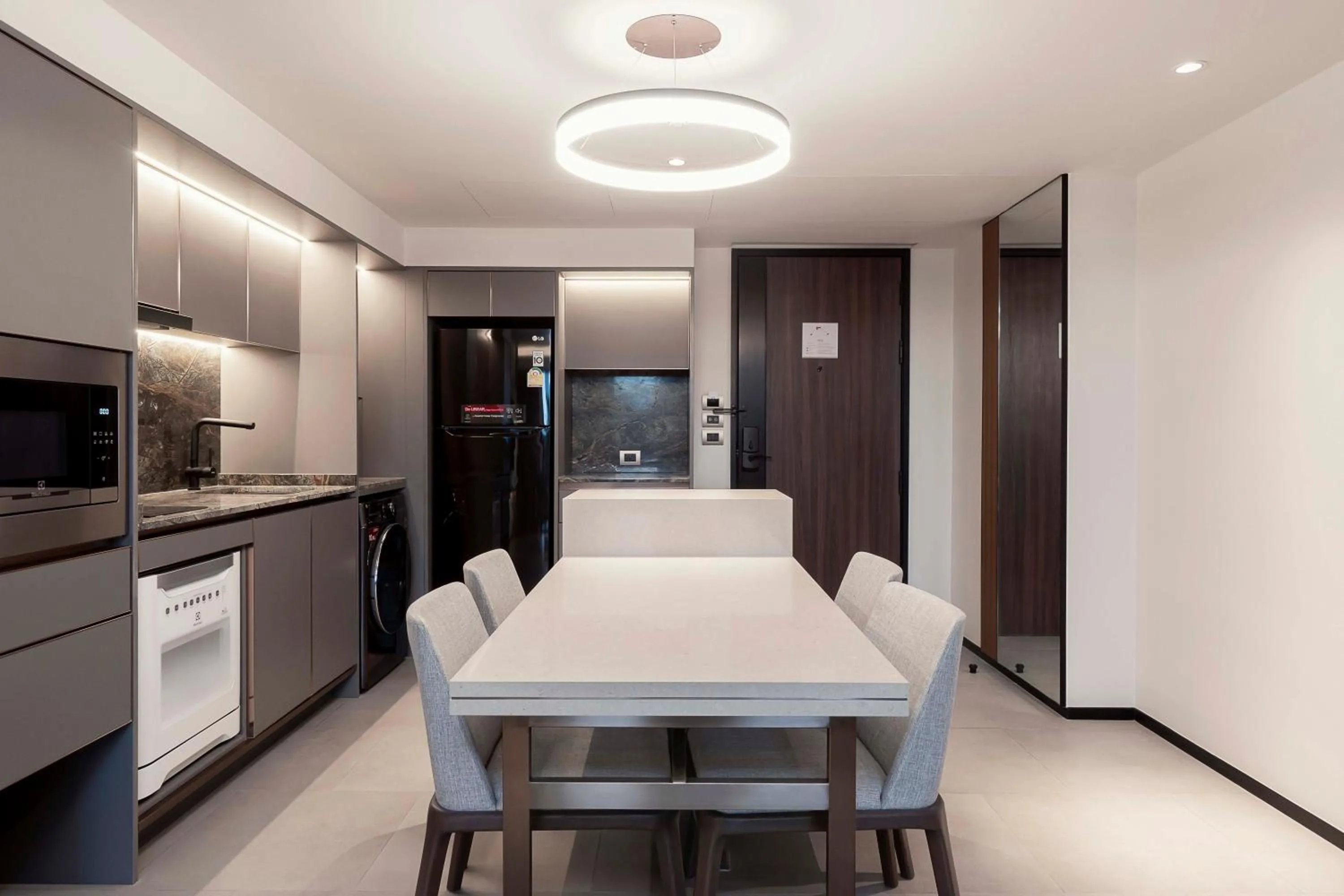 Kitchen or kitchenette in Gardina Asoke Hotel & Residence