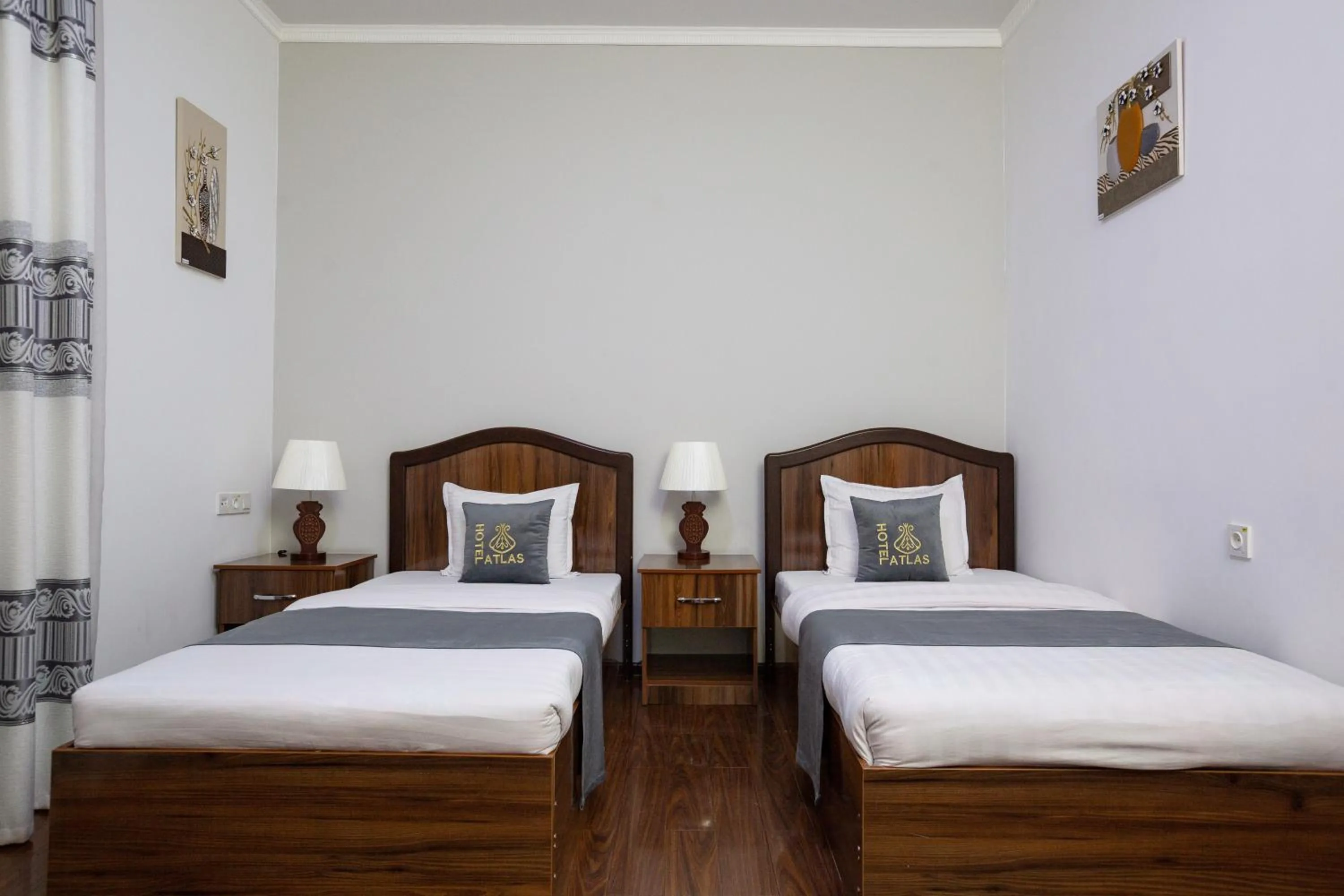 Photo of the whole room, Bed in Atlas