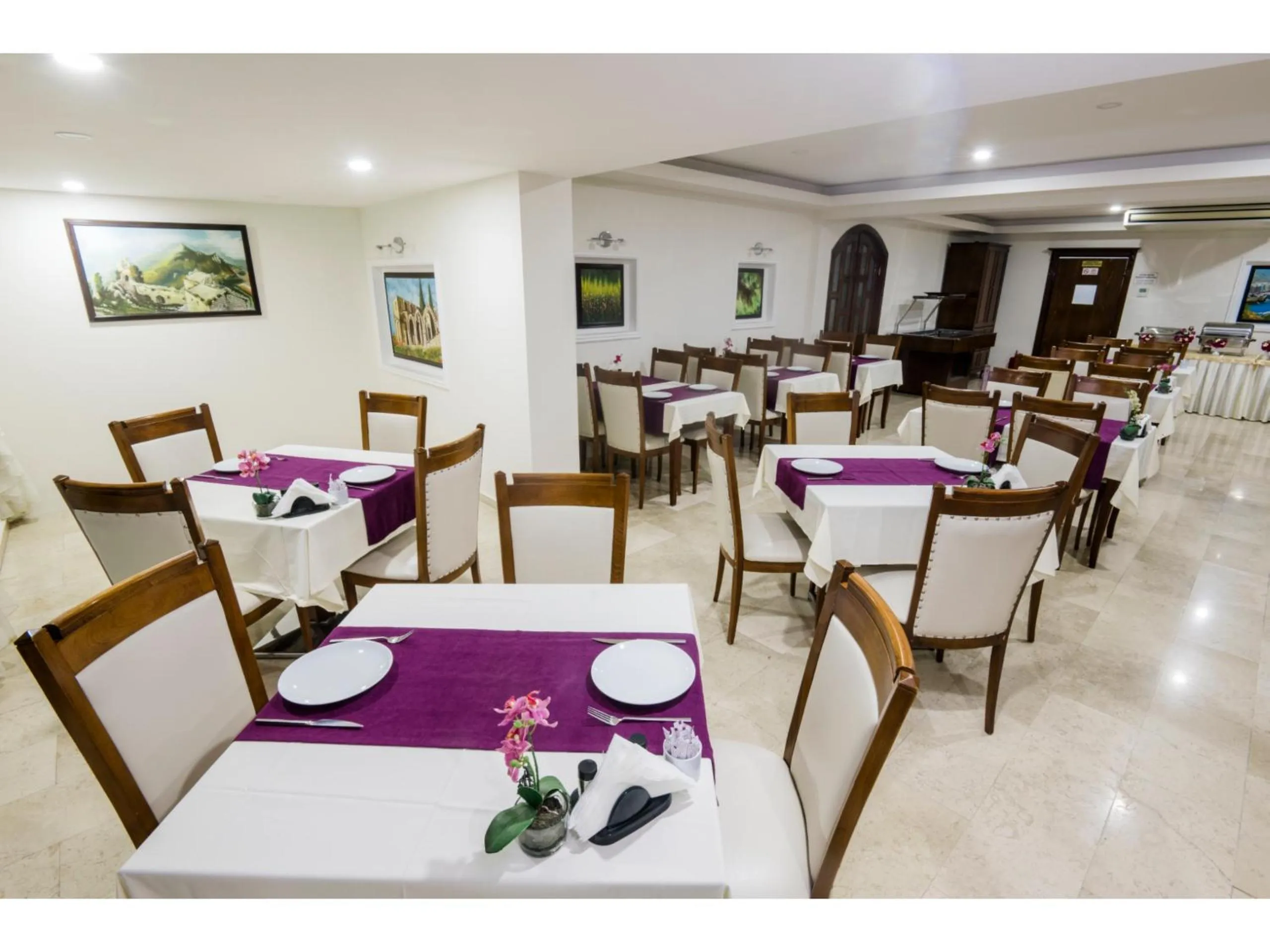 Restaurant/places to eat in Sammy's Hotel