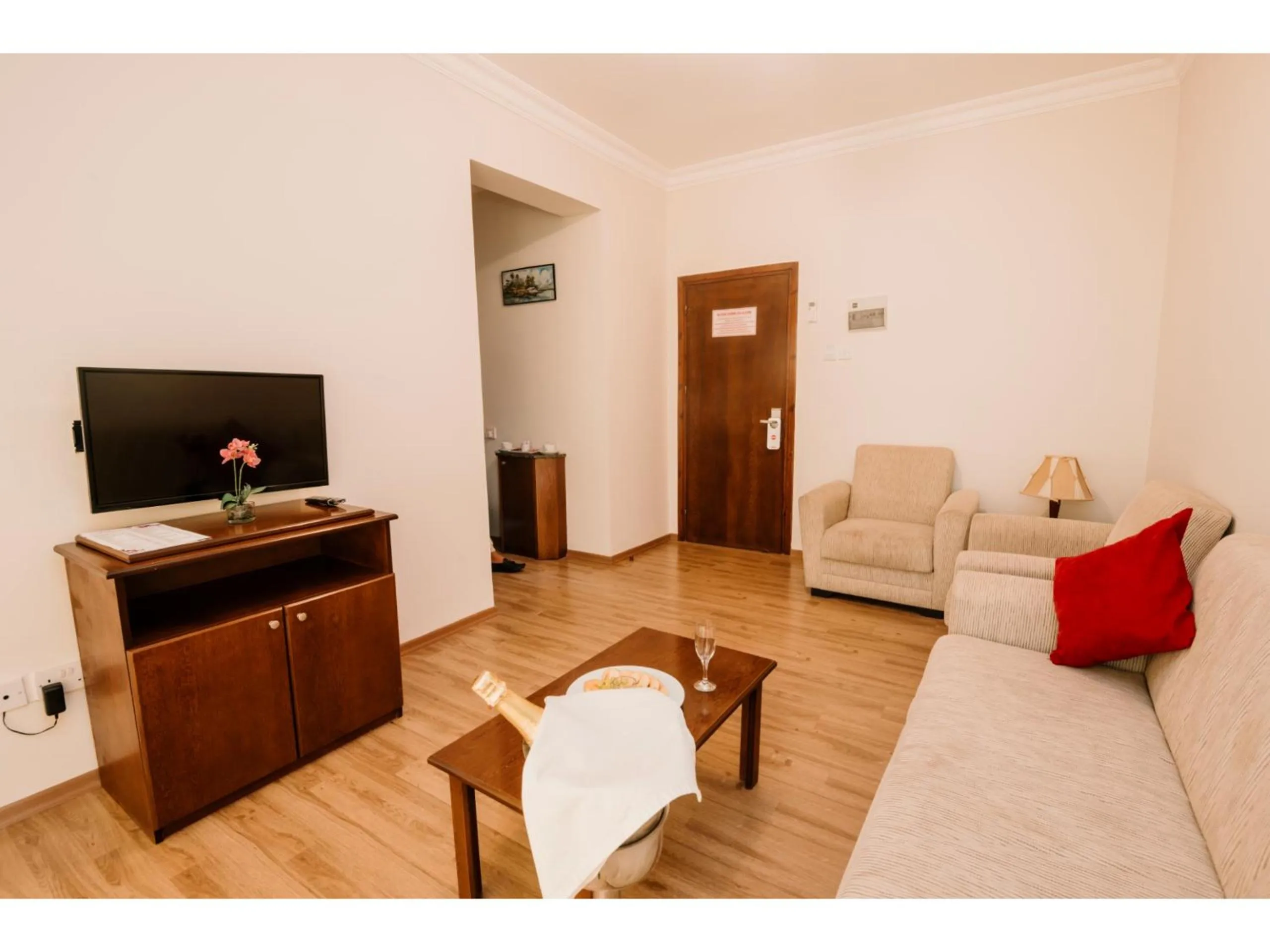 Communal lounge/ TV room in Sammy's Hotel