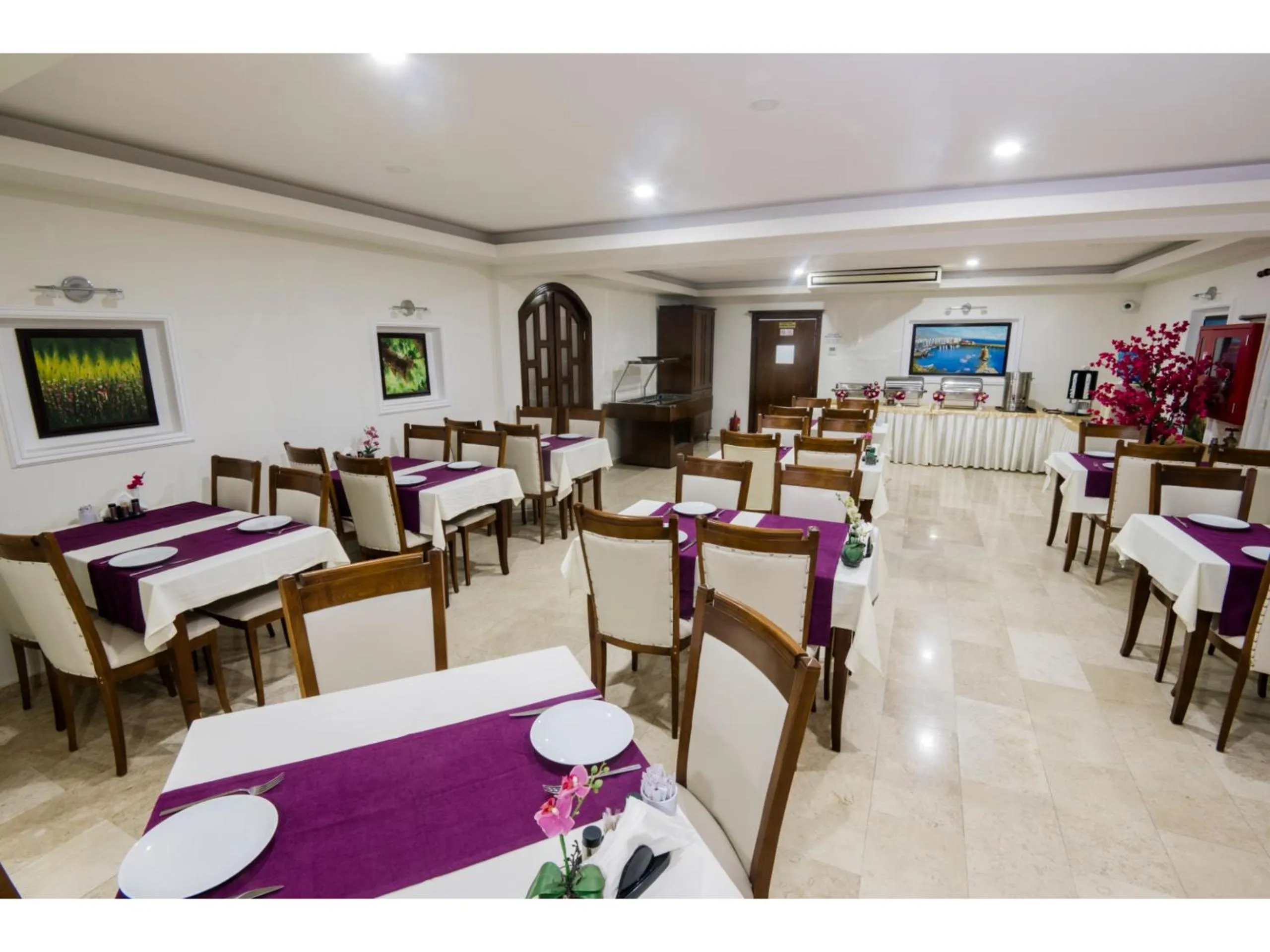 Restaurant/places to eat in Sammy's Hotel