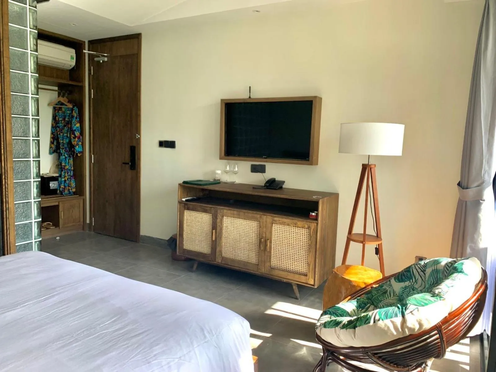 TV and multimedia, Bed in The Mystery Con Dao