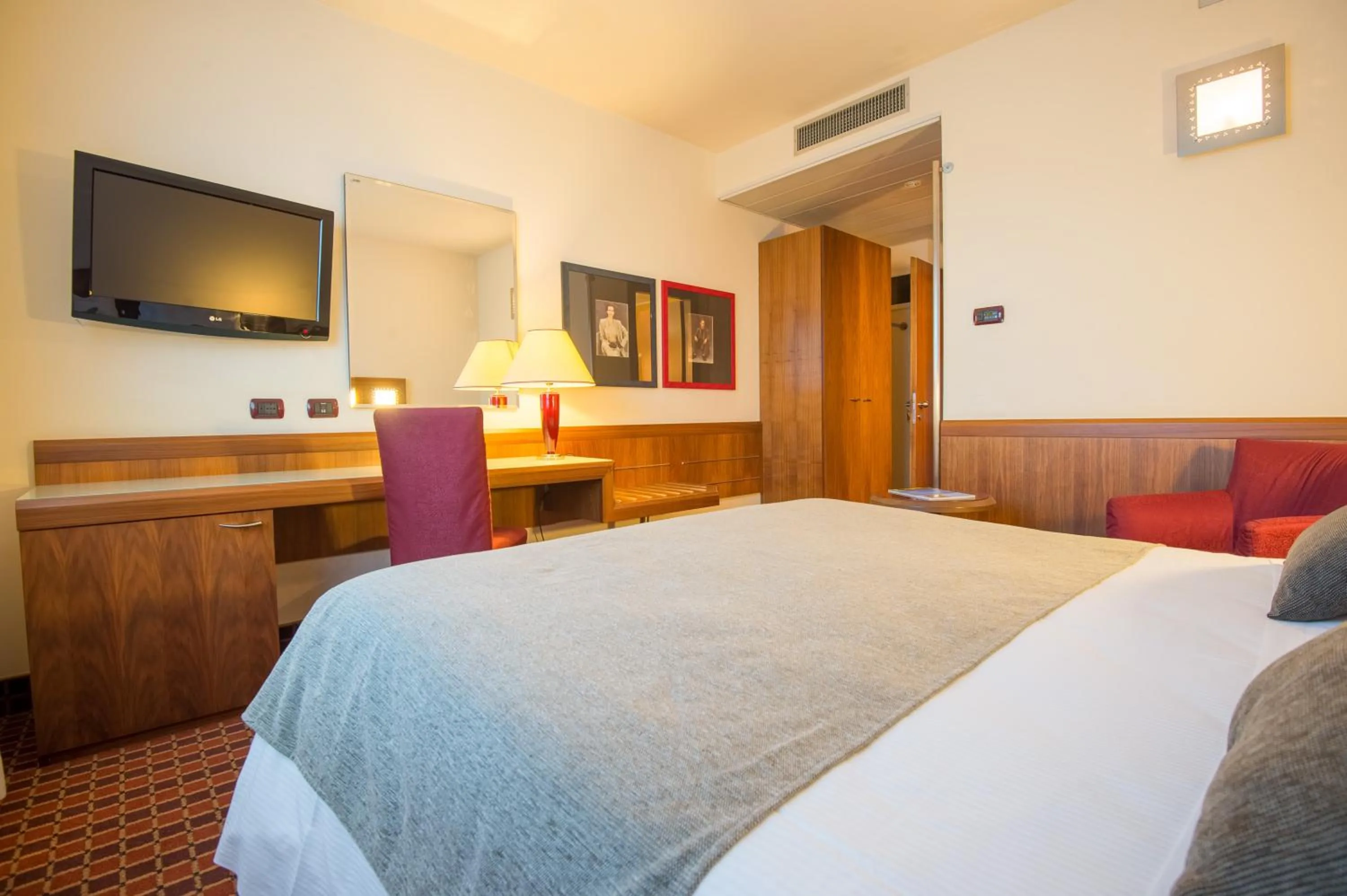 Bed in First Hotel Malpensa