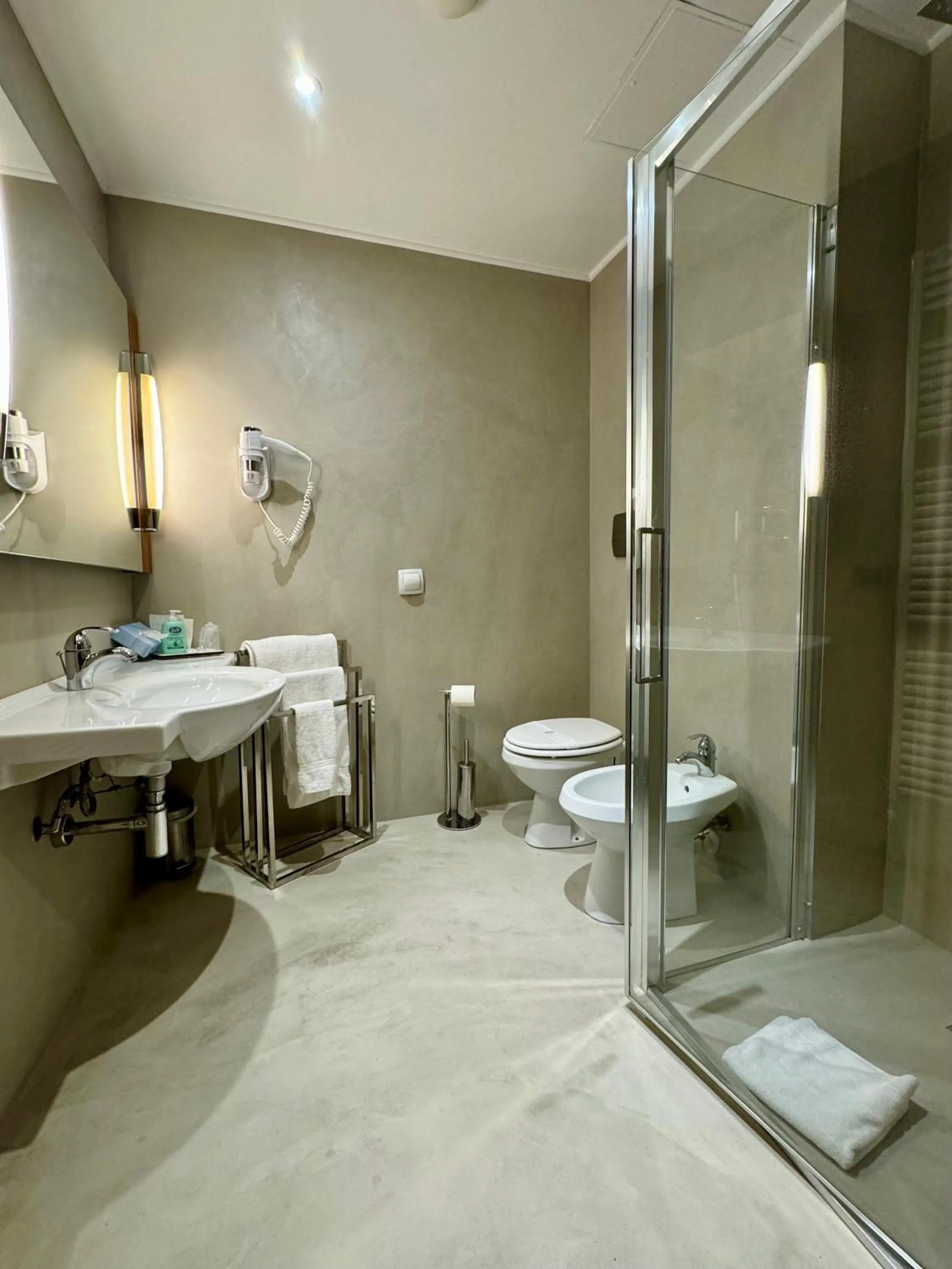 Bathroom in First Hotel Malpensa