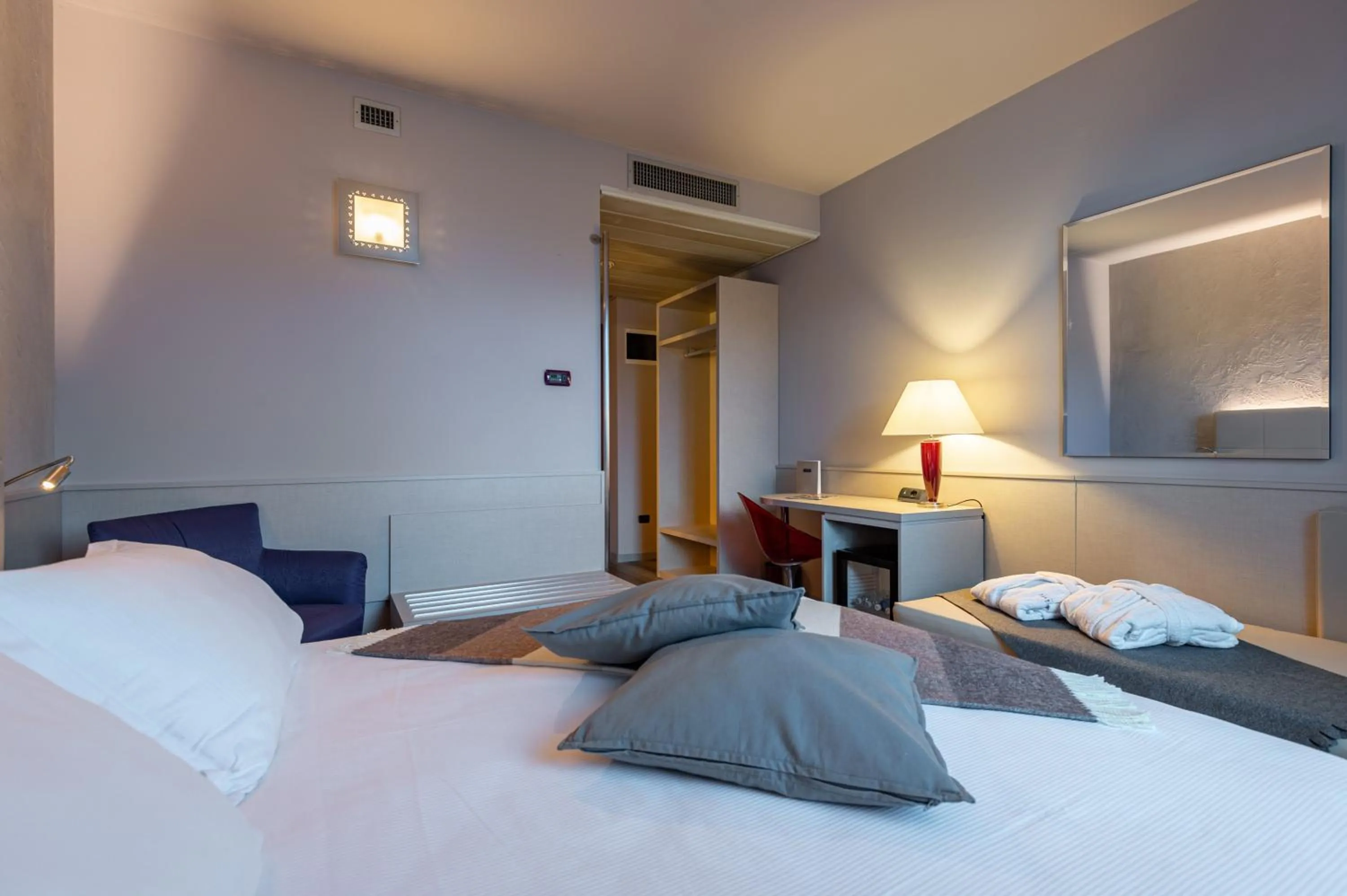 Photo of the whole room, Bed in First Hotel Malpensa