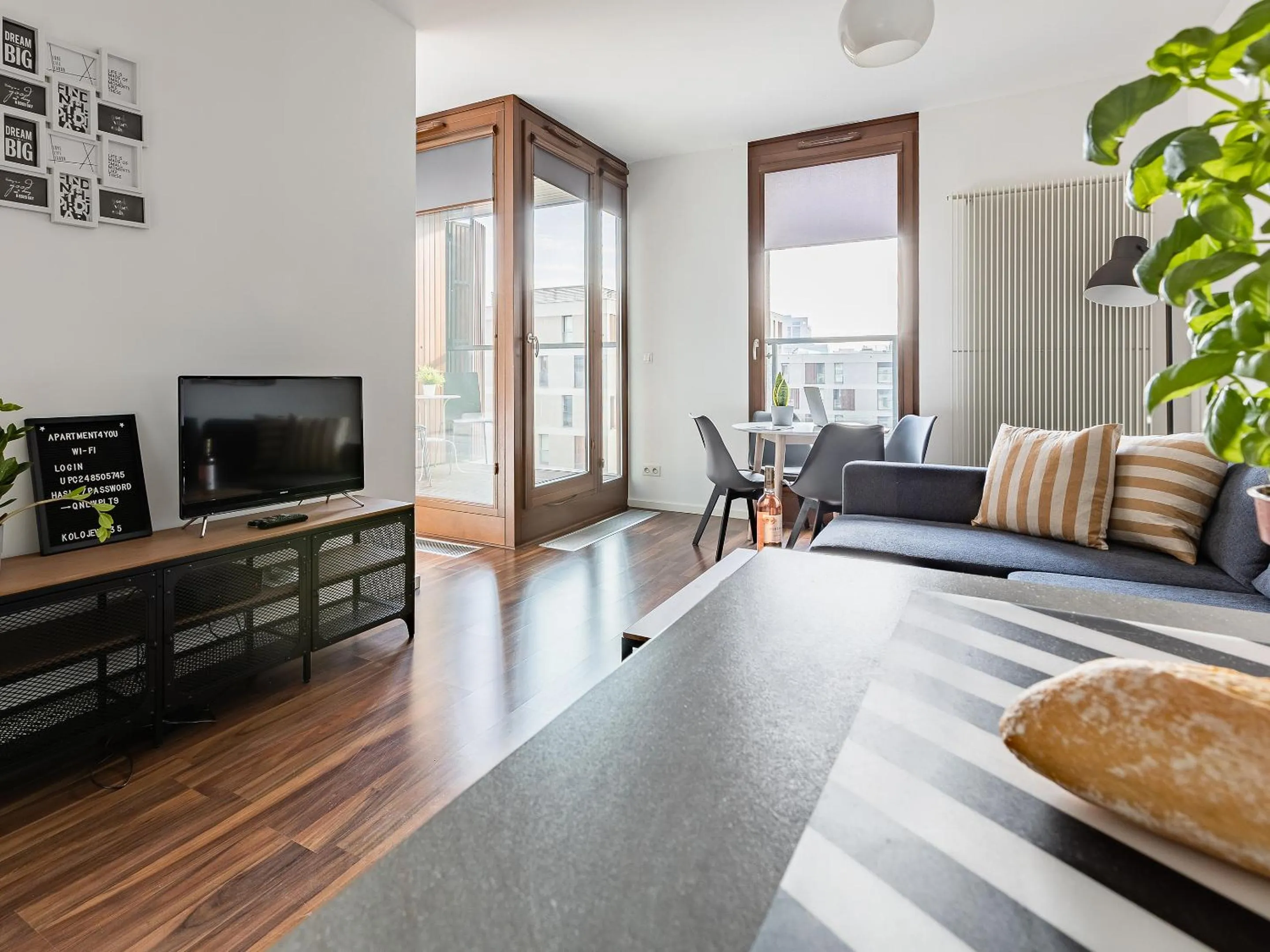 TV and multimedia in Kolejowa ApartHotel