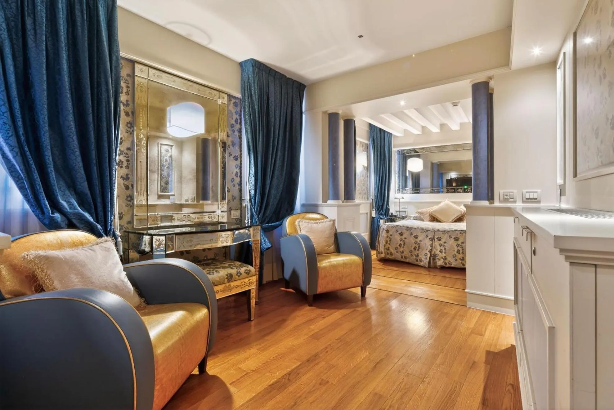 Living room, Bed in Canaletto Luxury Suites - San Marco Luxury