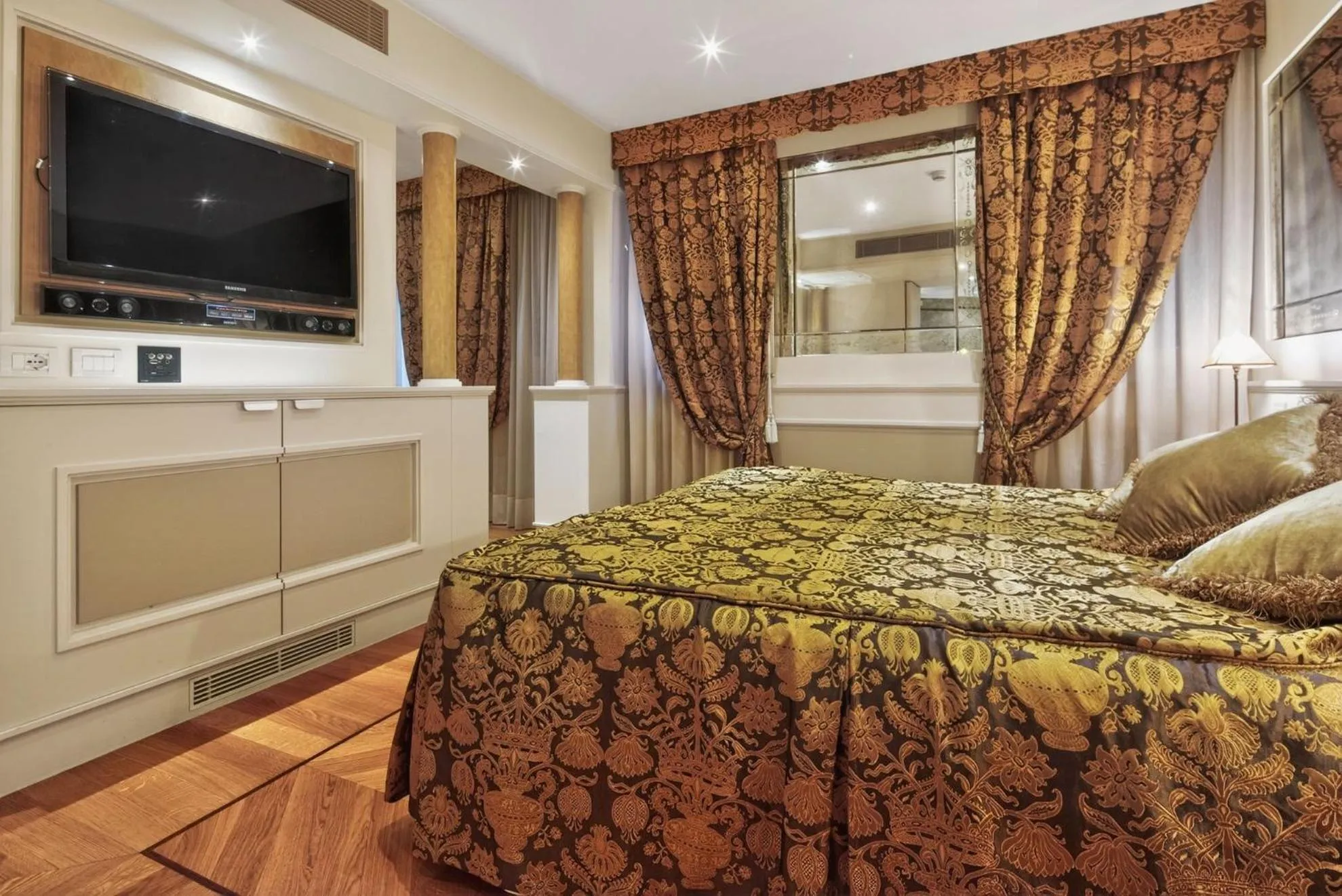 TV and multimedia, Bed in Canaletto Luxury Suites - San Marco Luxury