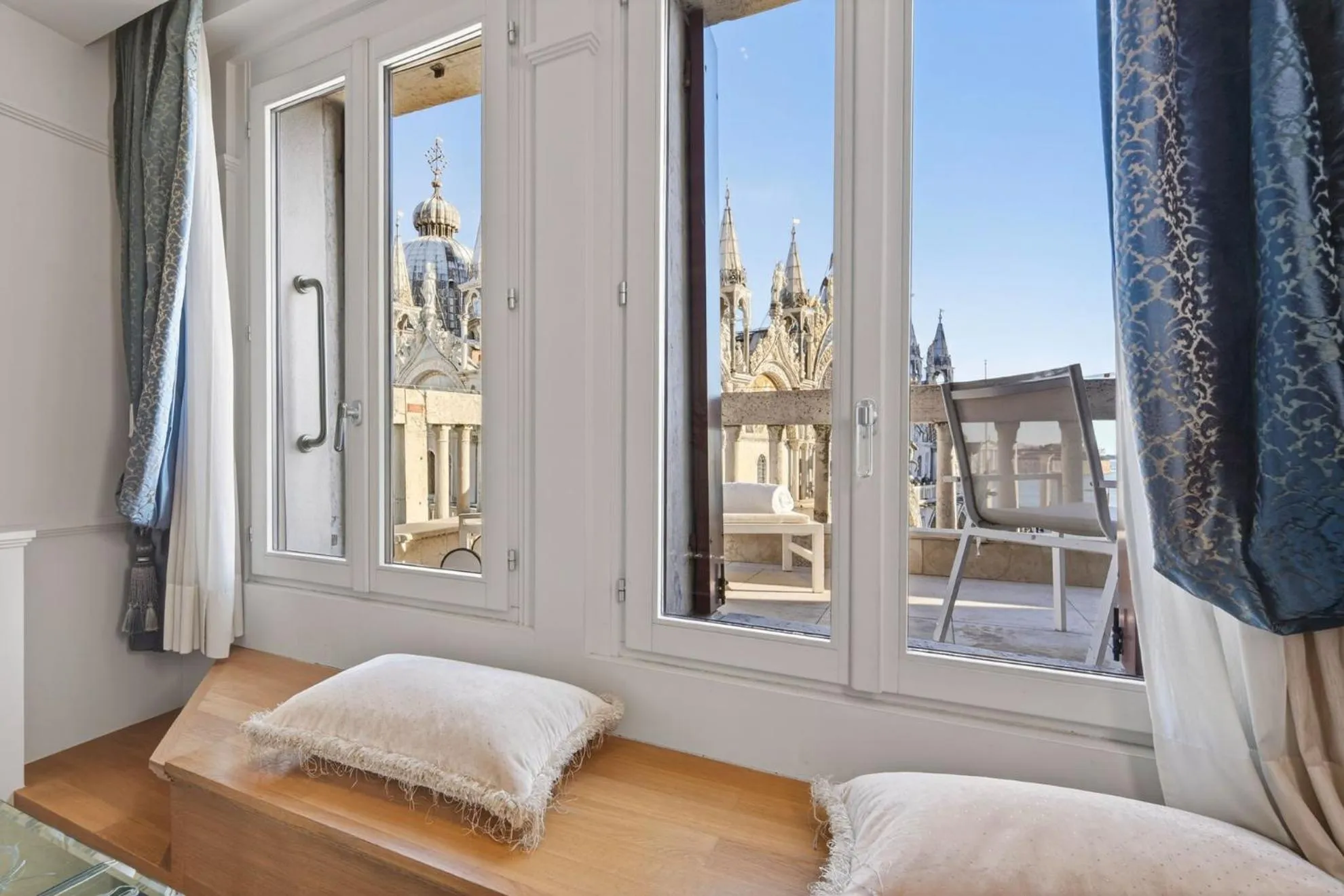 View (from property/room), Bed in Canaletto Luxury Suites - San Marco Luxury