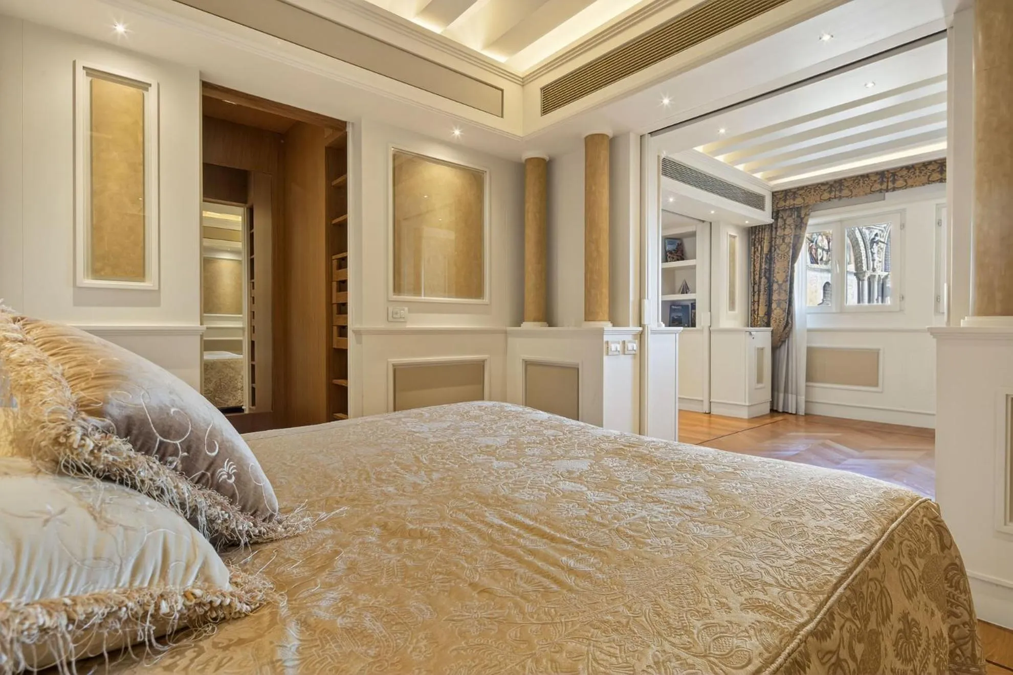 View (from property/room), Bed in Canaletto Luxury Suites - San Marco Luxury