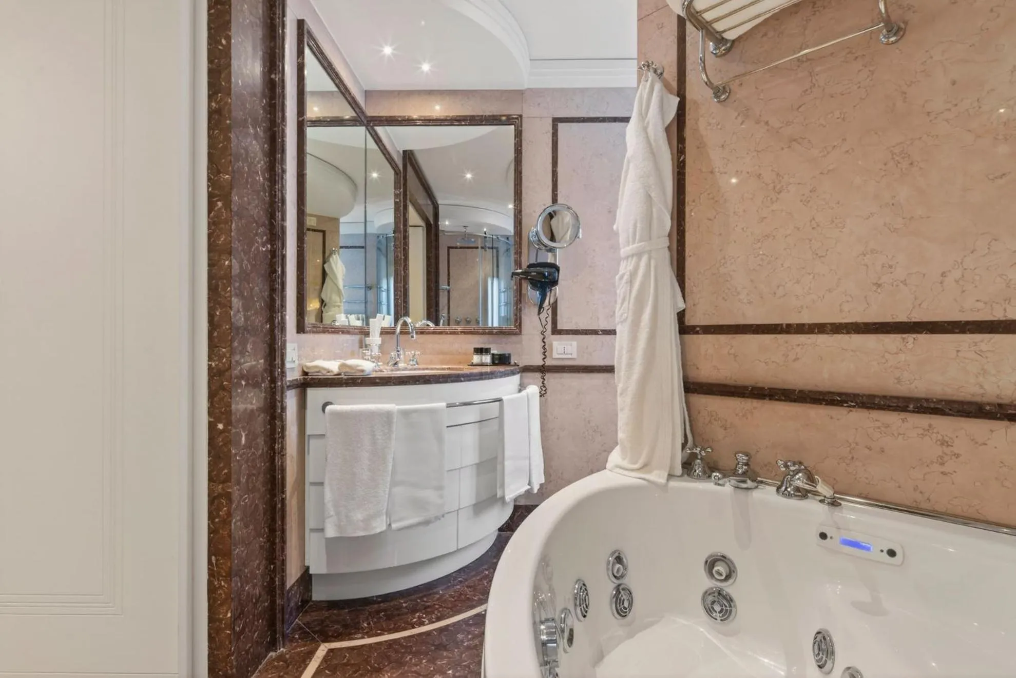 Hot Tub in Canaletto Luxury Suites - San Marco Luxury