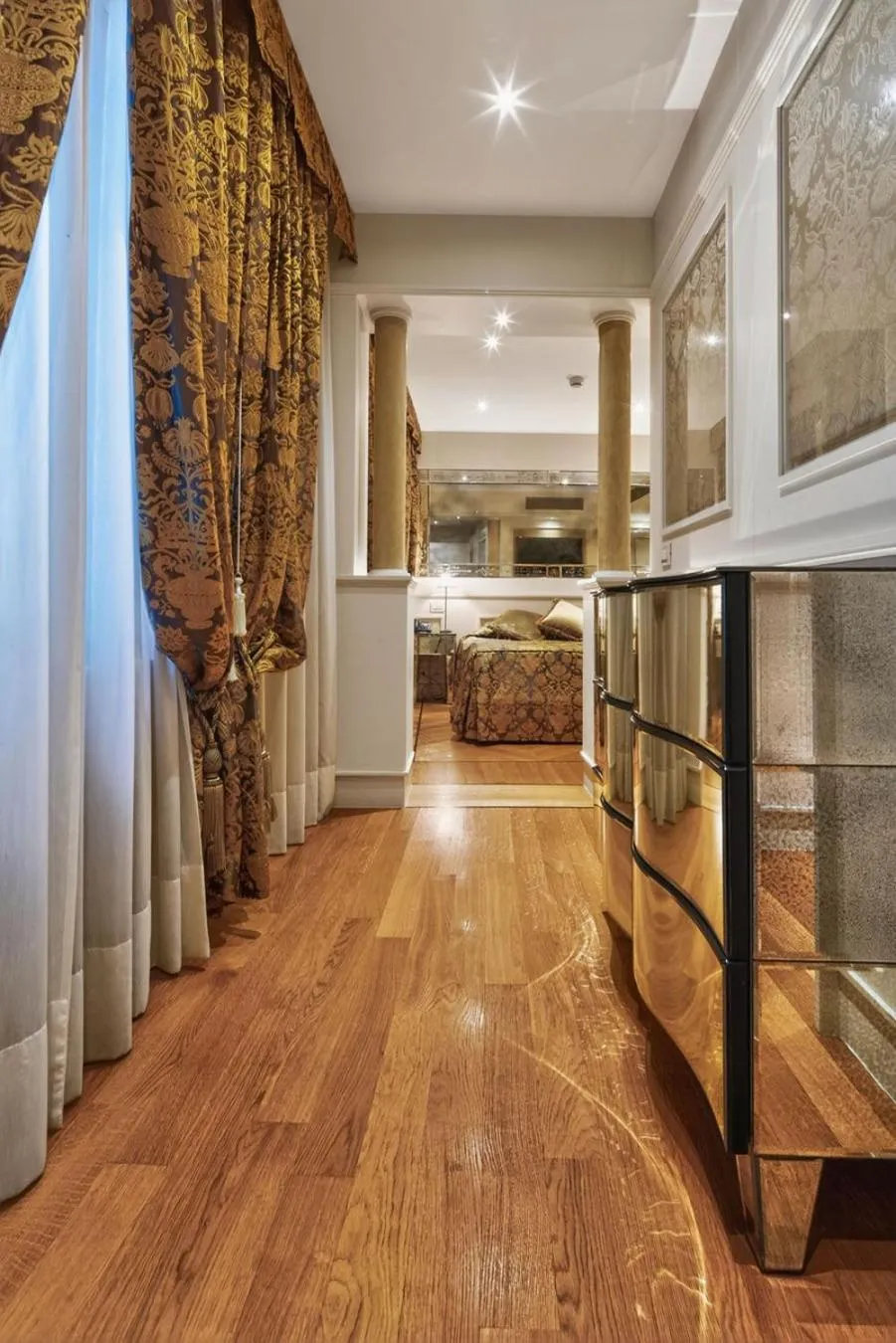 Photo of the whole room, Bed in Canaletto Luxury Suites - San Marco Luxury