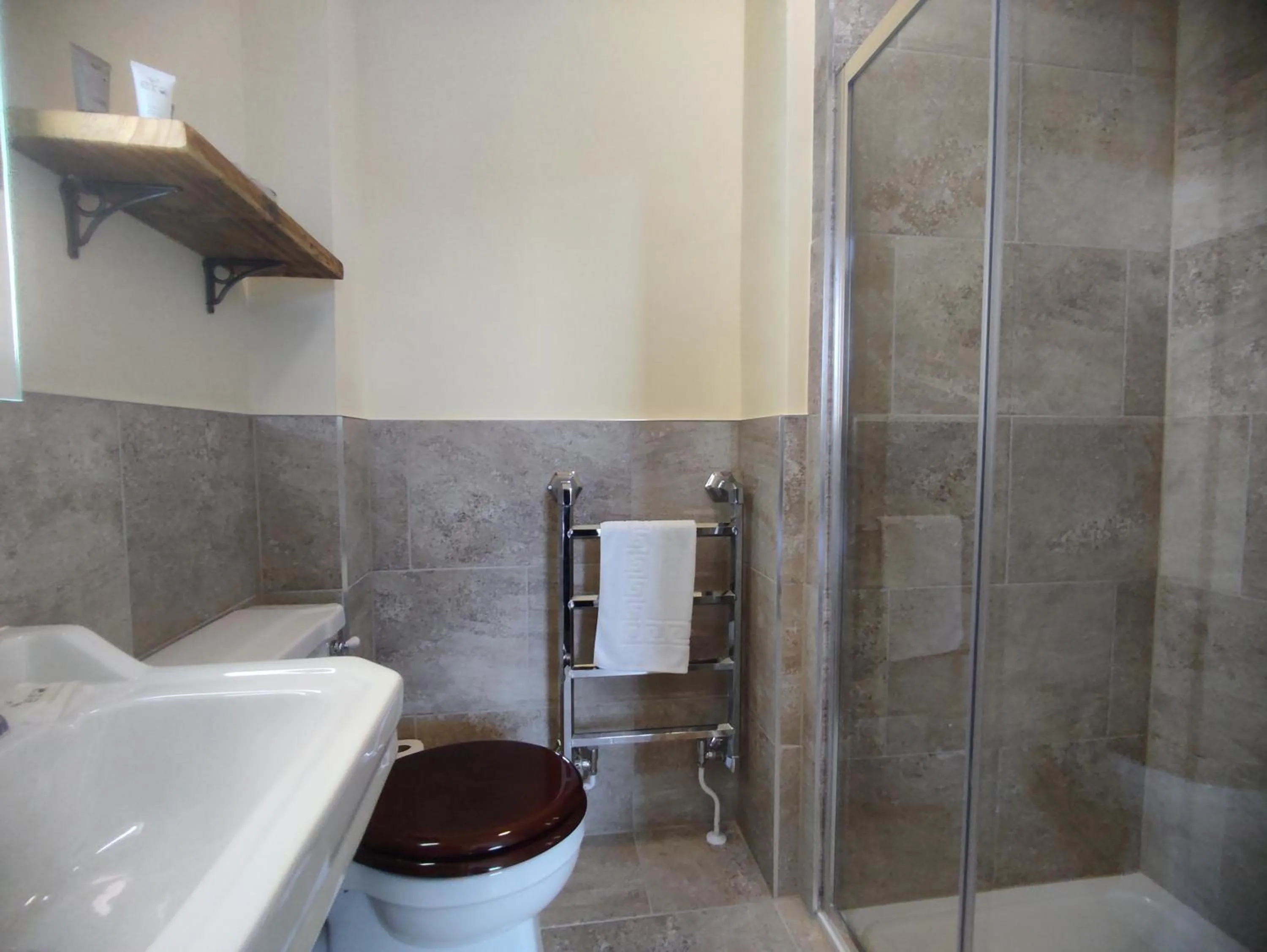 Bathroom in The Cheesehouse - Seven ensuite bedrooms