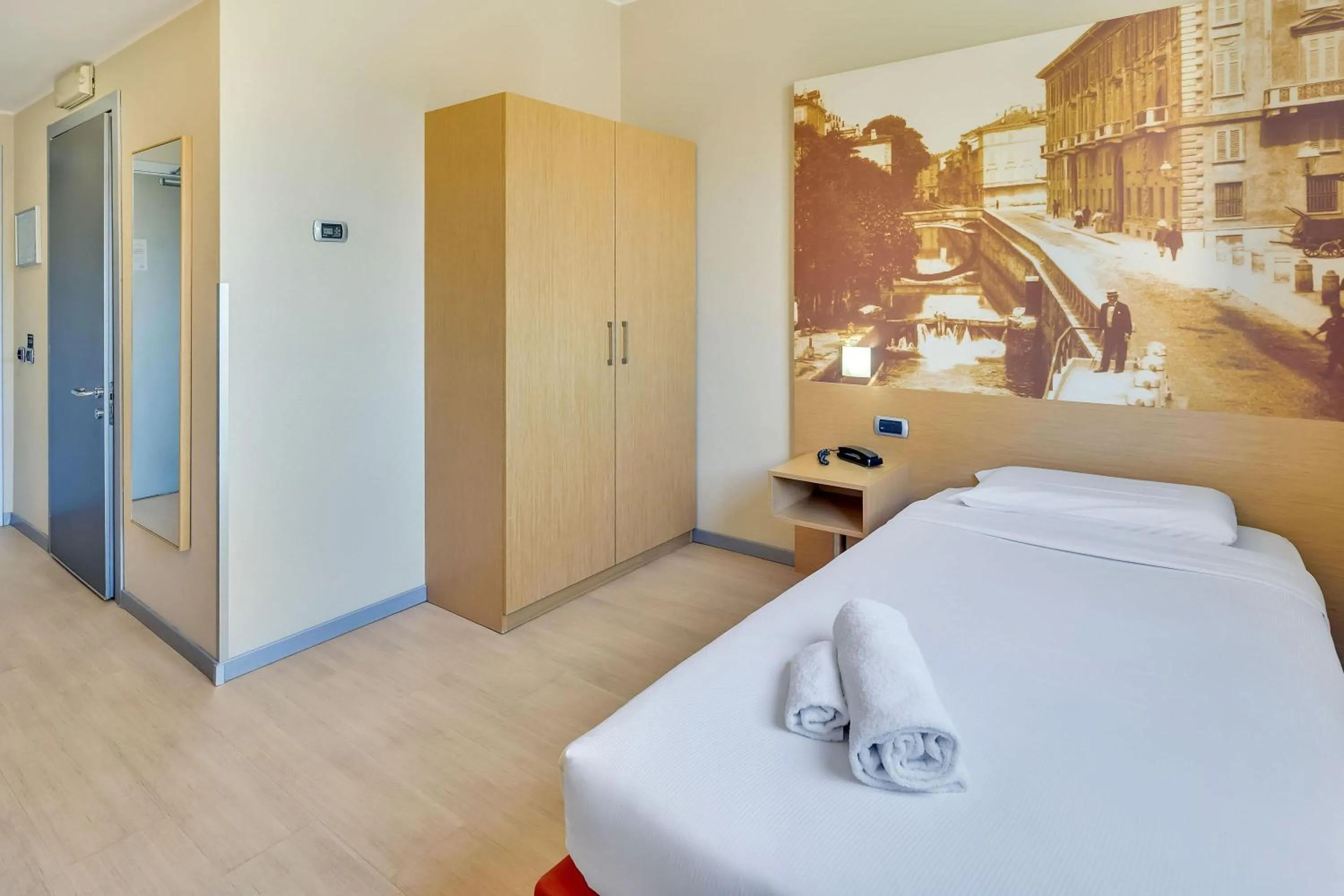 Bathroom, Bed in B&B HOTEL Milano La Spezia