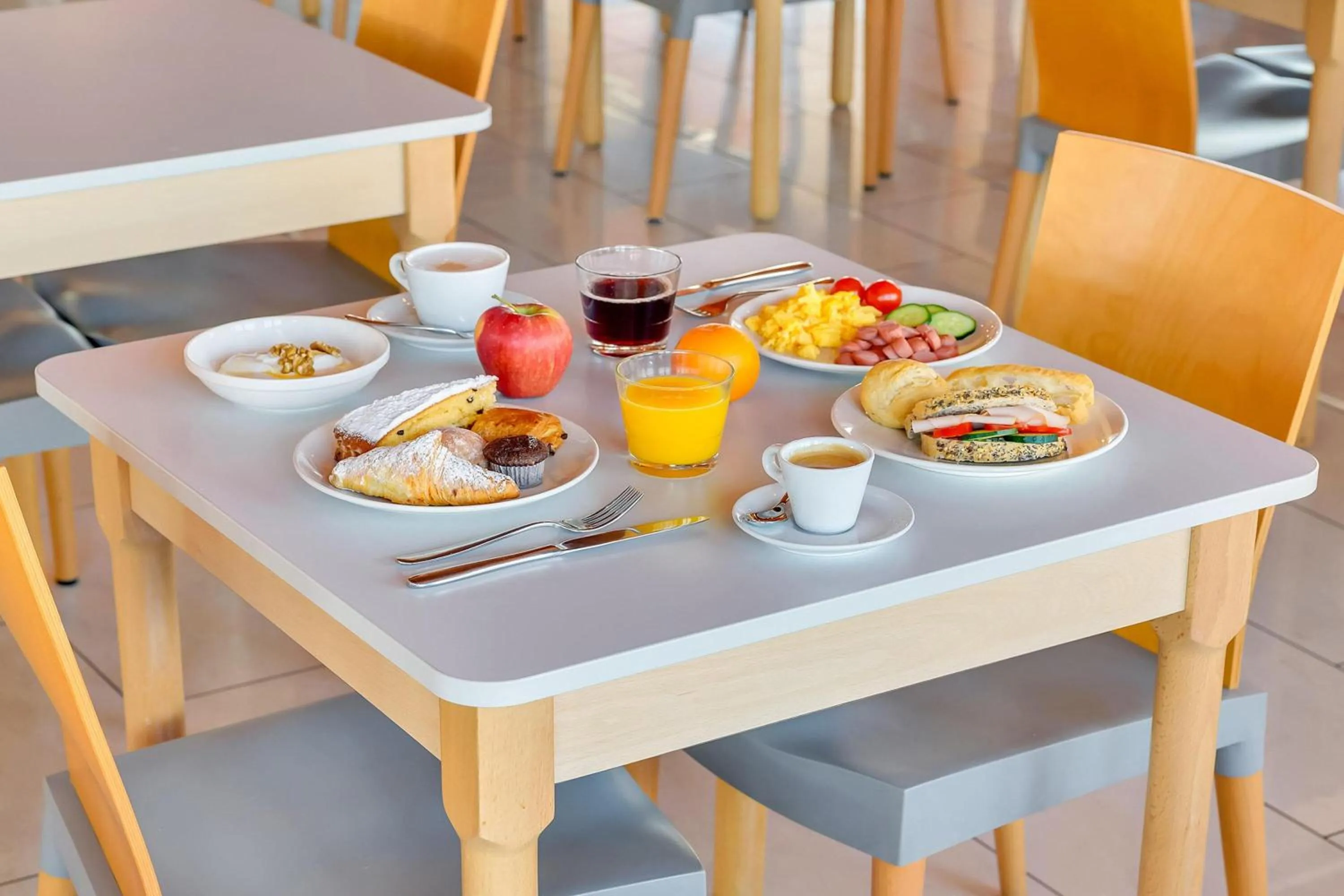 Restaurant/places to eat in B&B HOTEL Milano La Spezia