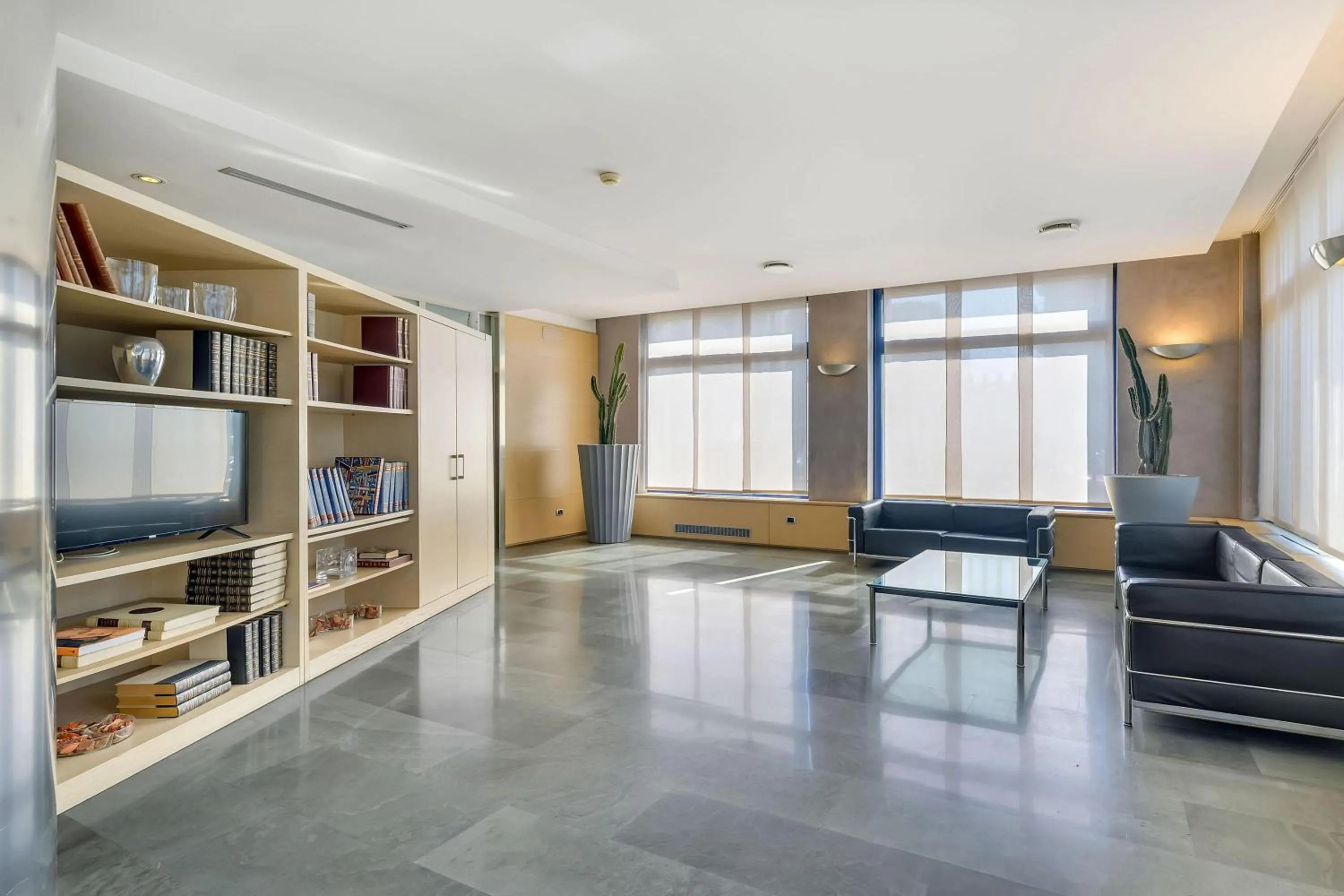 Lobby or reception in B&B HOTEL Milano La Spezia