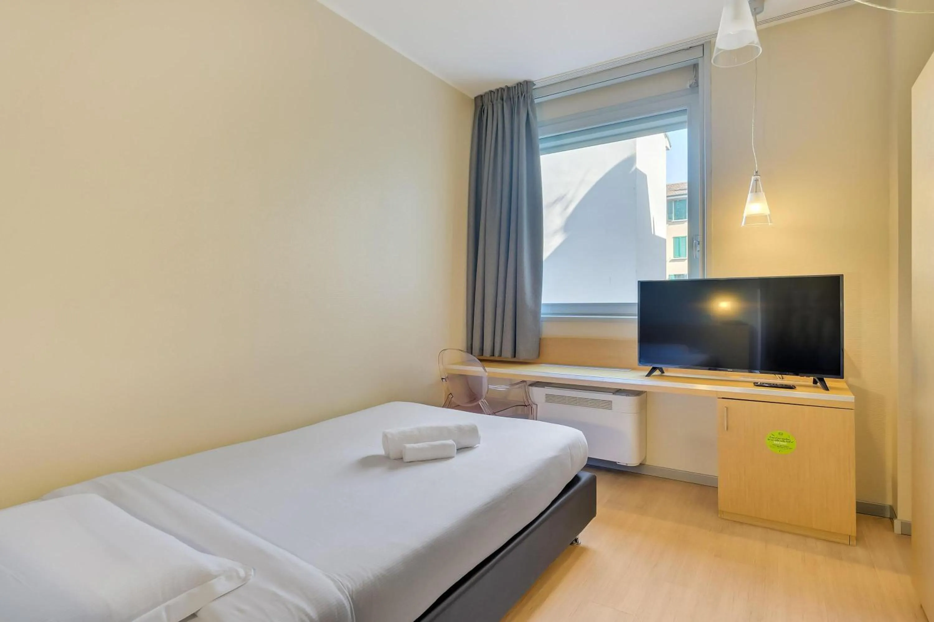 Photo of the whole room, Bed in B&B HOTEL Milano La Spezia