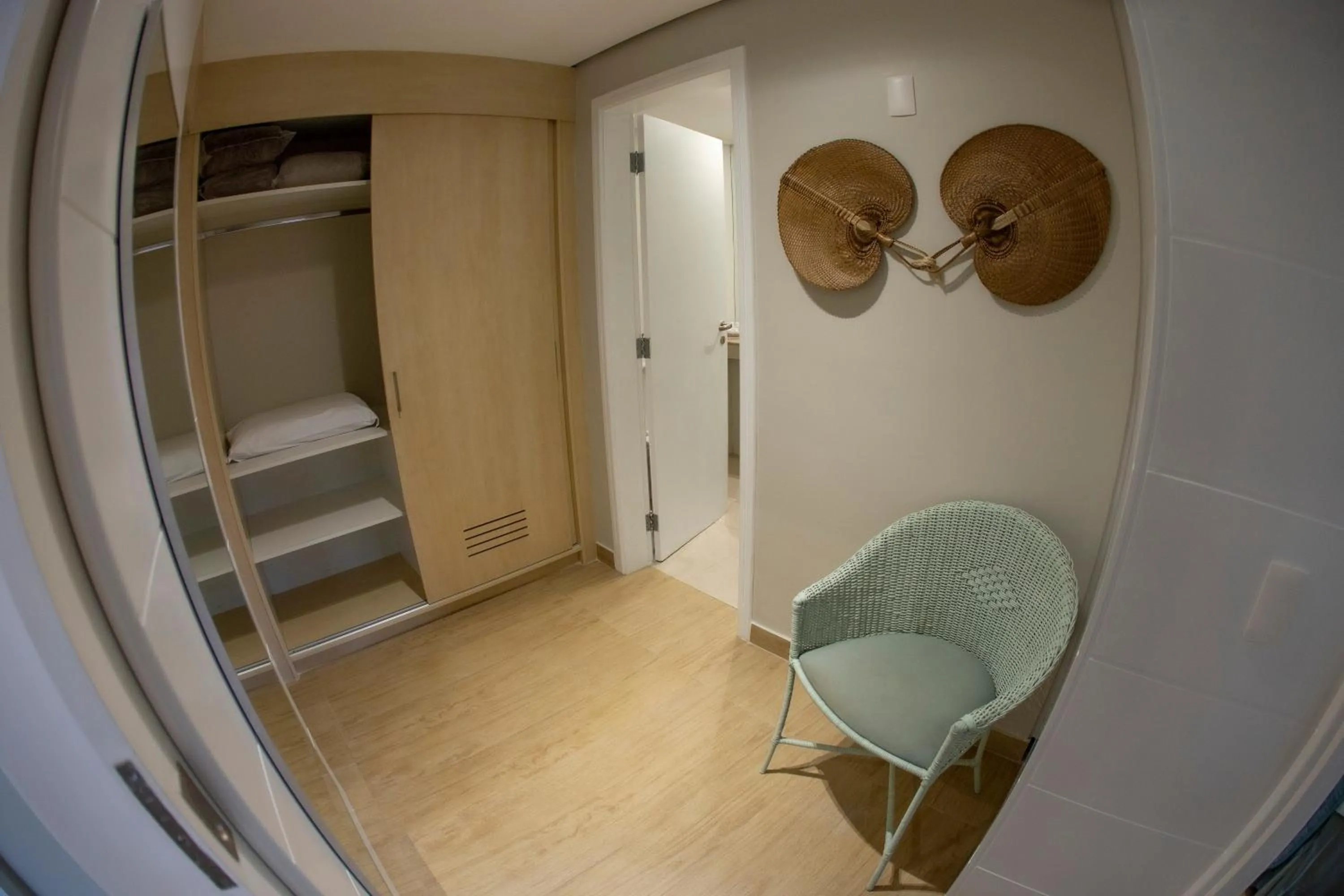 wardrobe, Bed in Jurerê Beach Village - Suíte