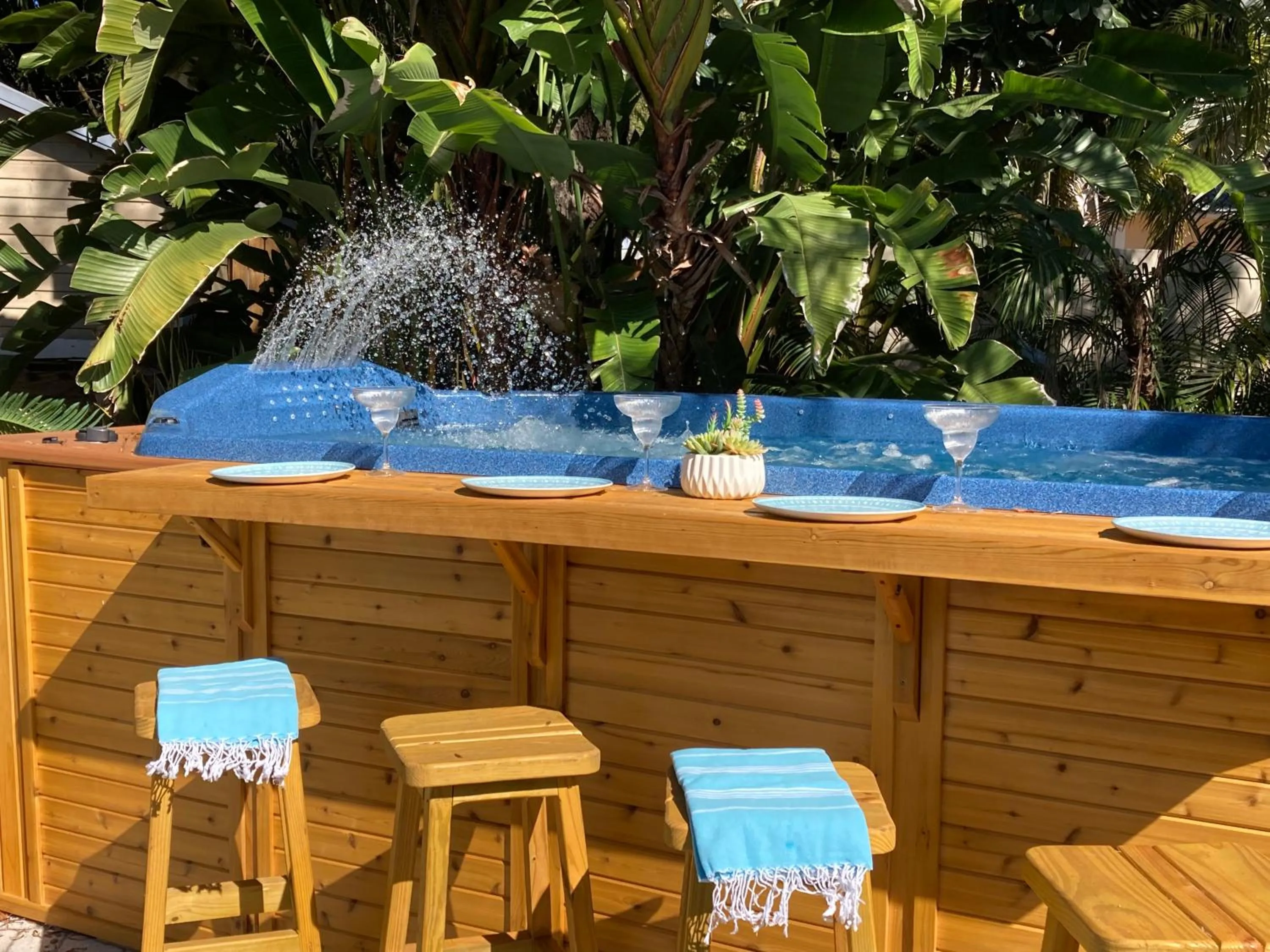 3Gulls Inn Ozona-Boutique Hotel-Steps from Restaurants & Brewery-SwimSpa Pool-Pet Friendly