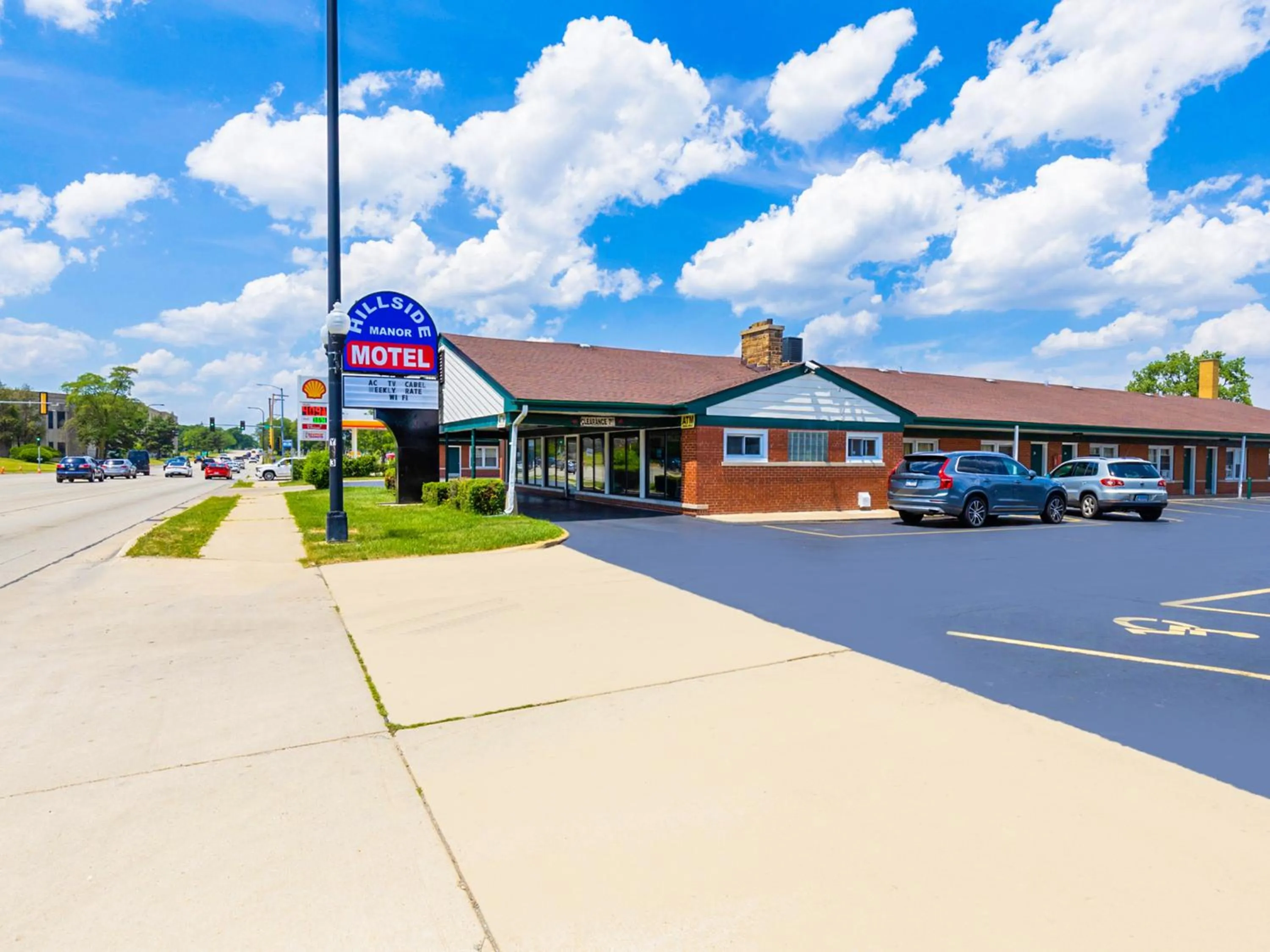 Property building in Manor Motel By OYO Near Oak Brook Chicago Westchester