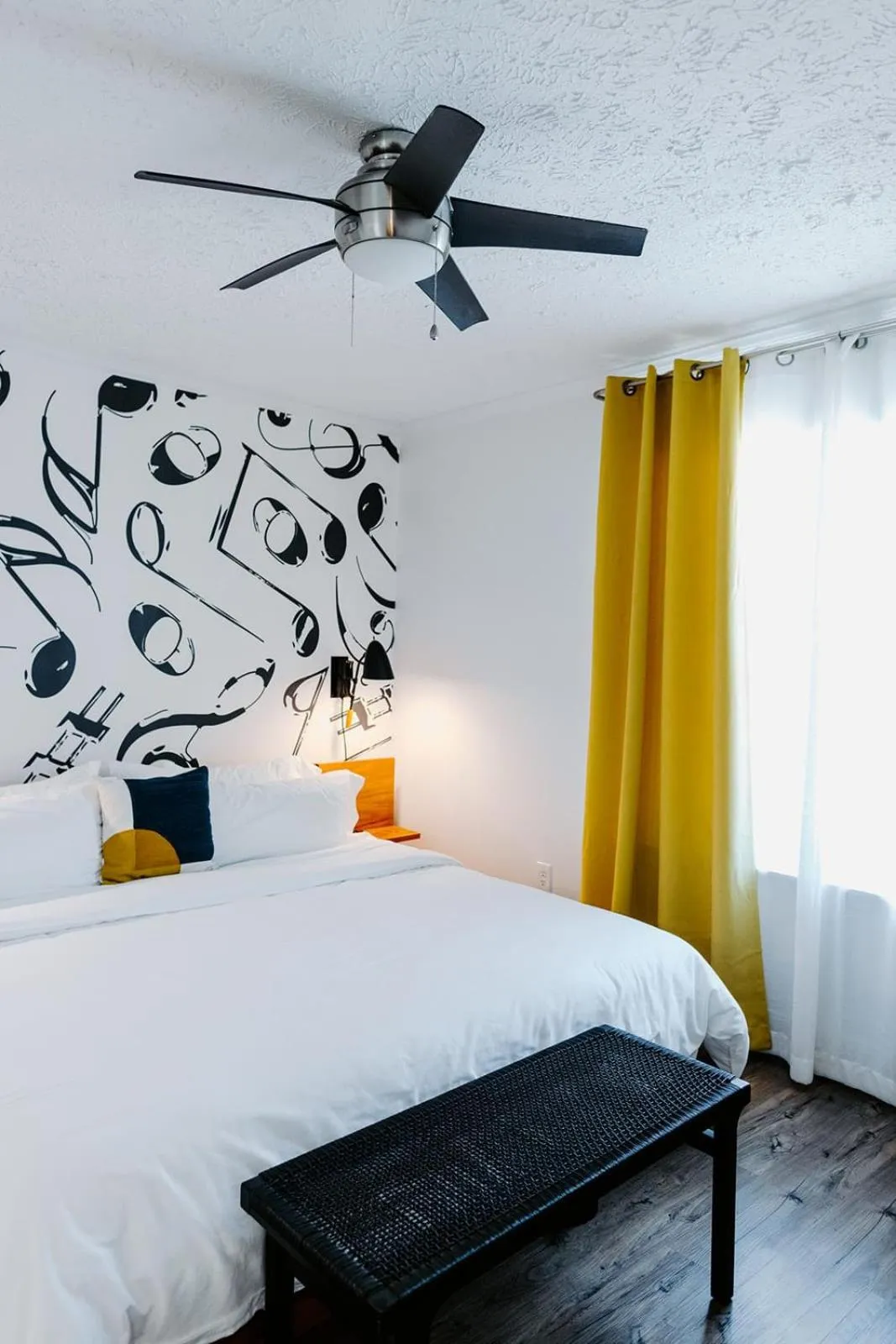 Bed in The Vinyl at Music Row - 1 Bedroom Apartment