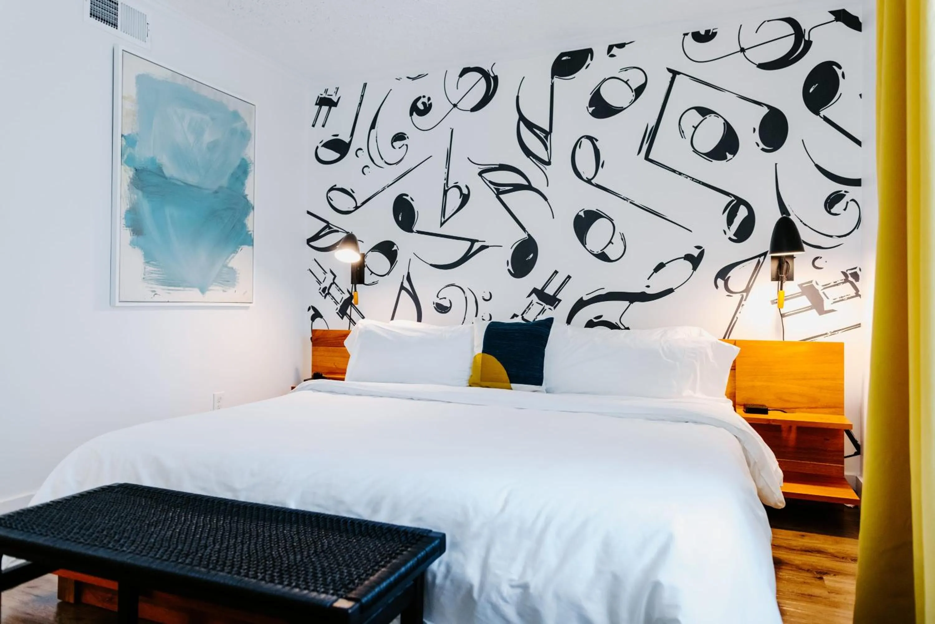 Bed in The Vinyl at Music Row - 1 Bedroom Apartment