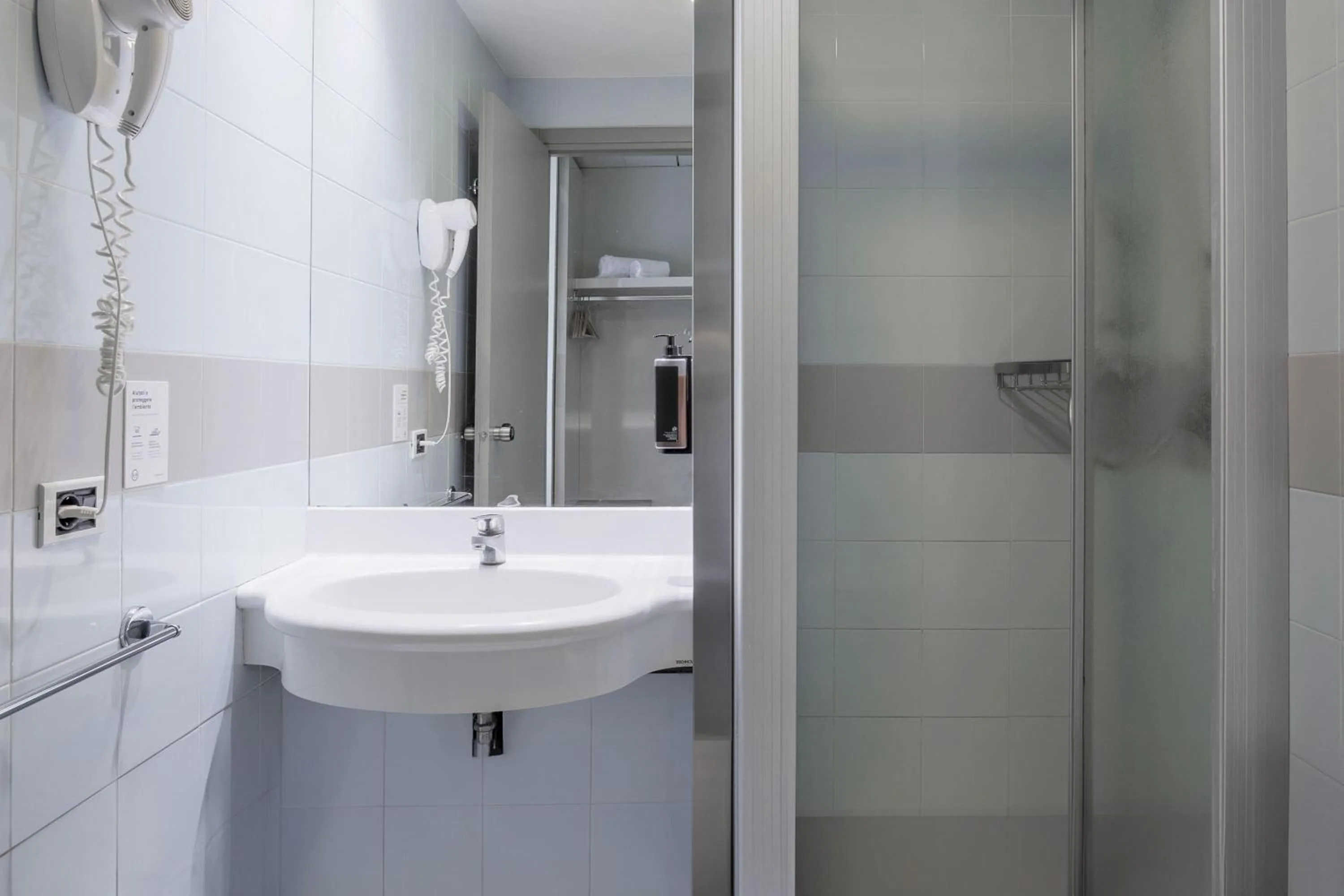 Bathroom in B&B HOTEL Bologna