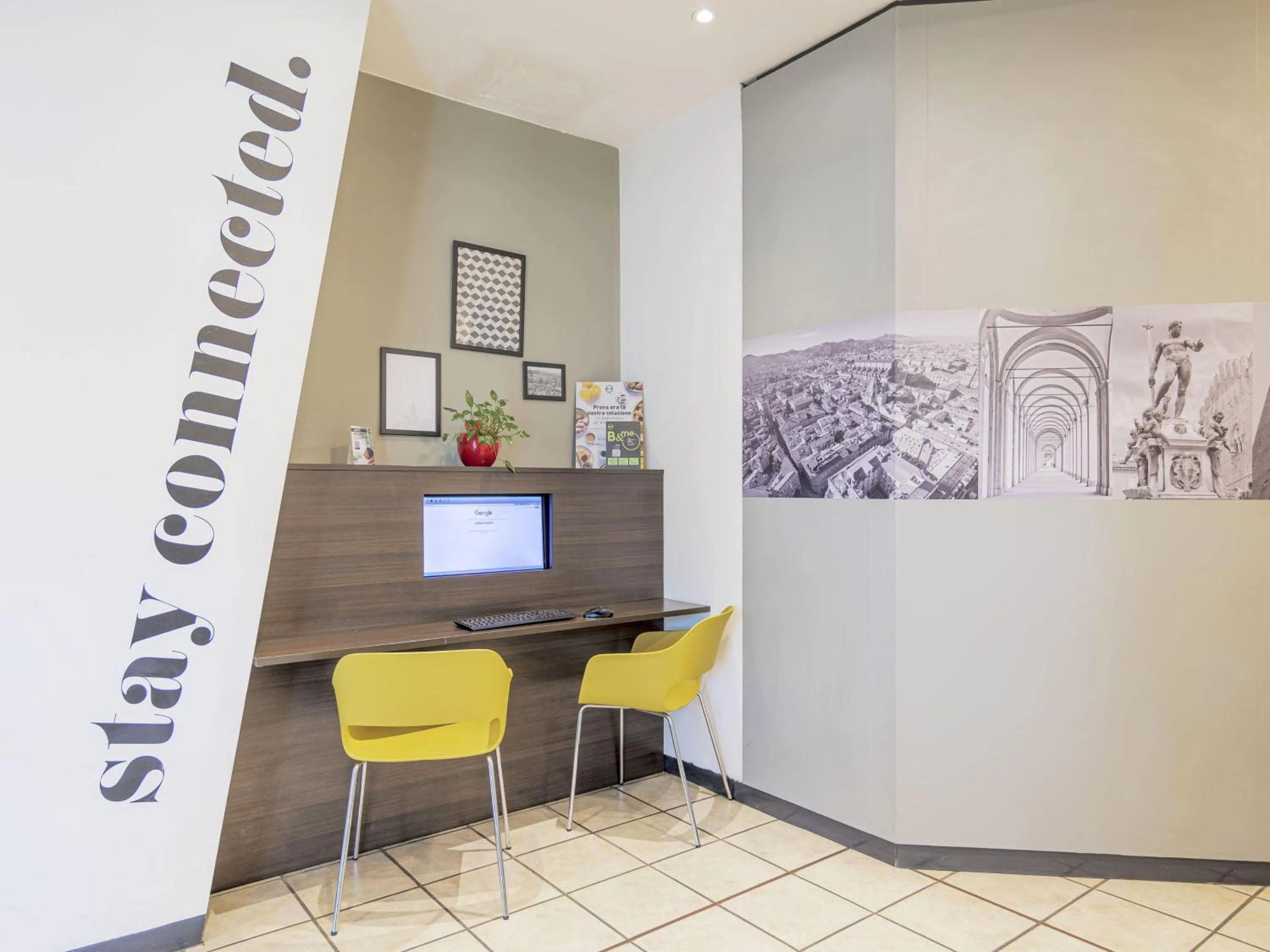 Lobby or reception in B&B HOTEL Bologna