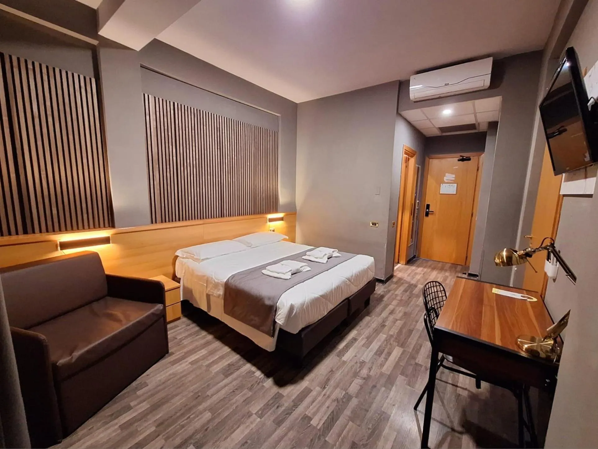 Photo of the whole room, Bed in Scheppers Hotel