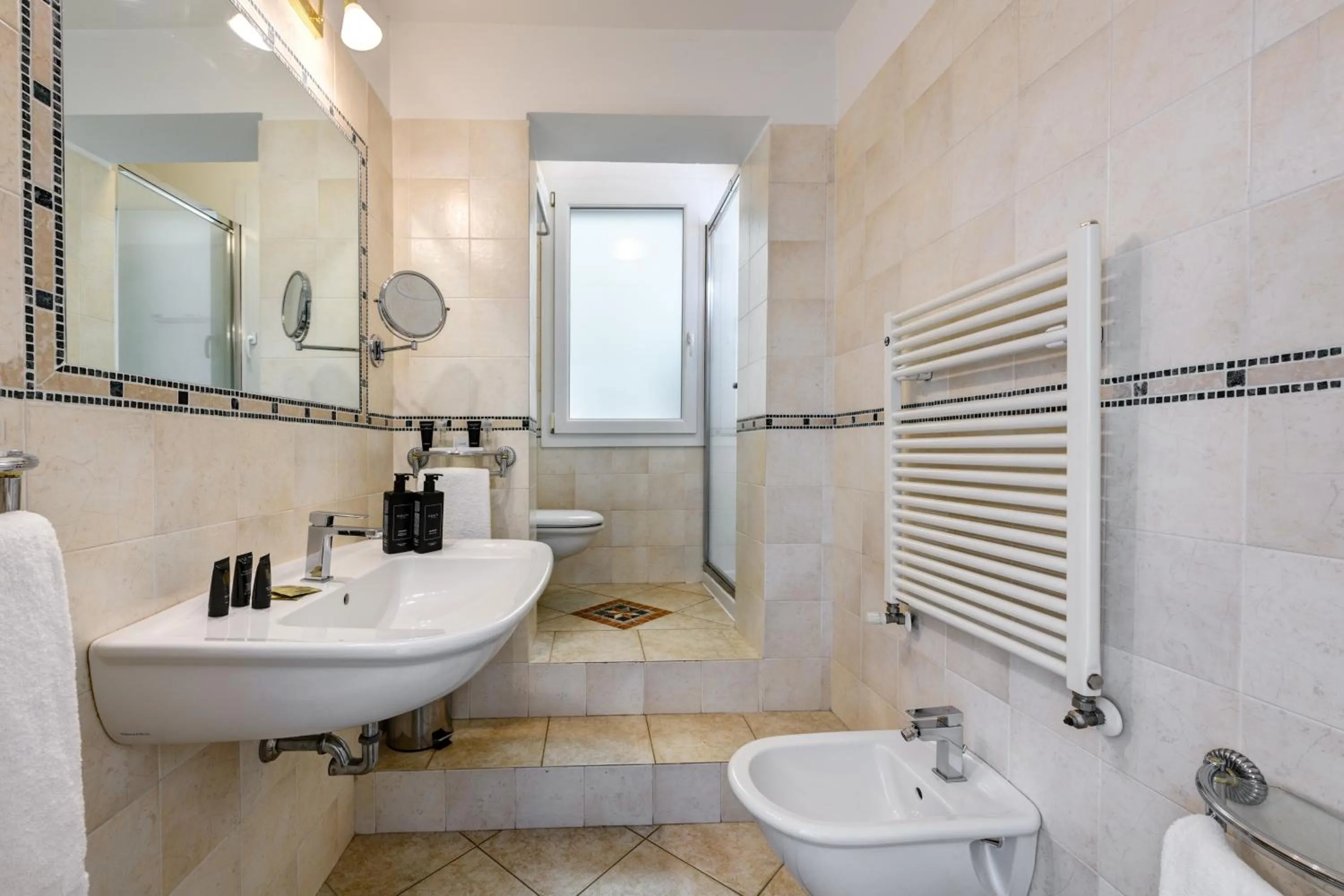 Shower in Hotel Metropolitan