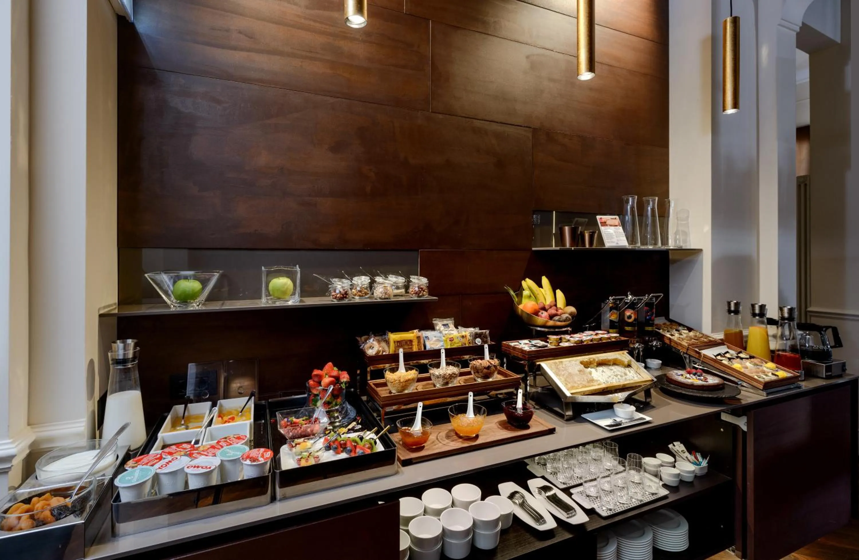 Restaurant/places to eat in Hotel Metropolitan