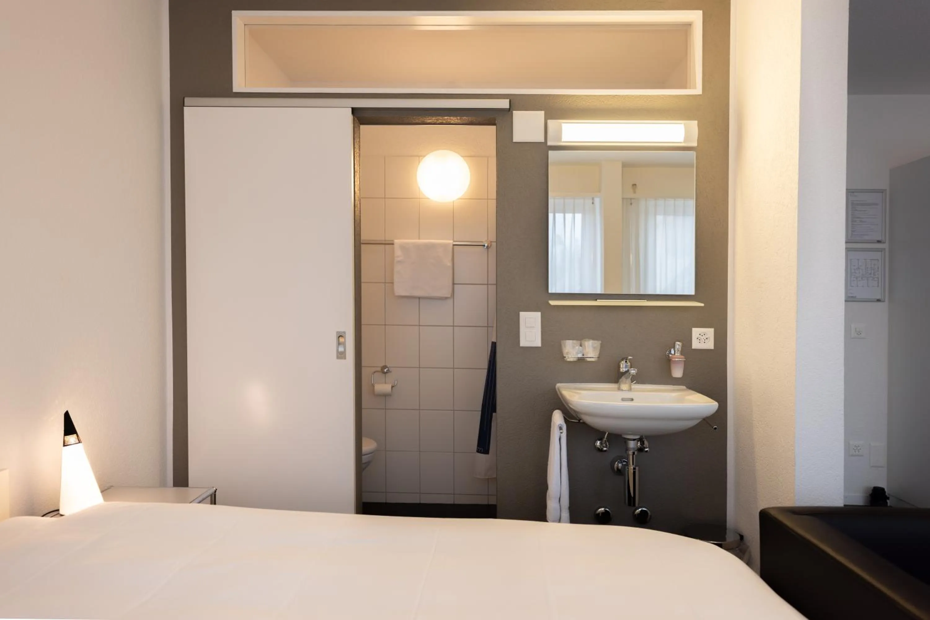 Bathroom, Bed in Hotel Bären Niederscherli