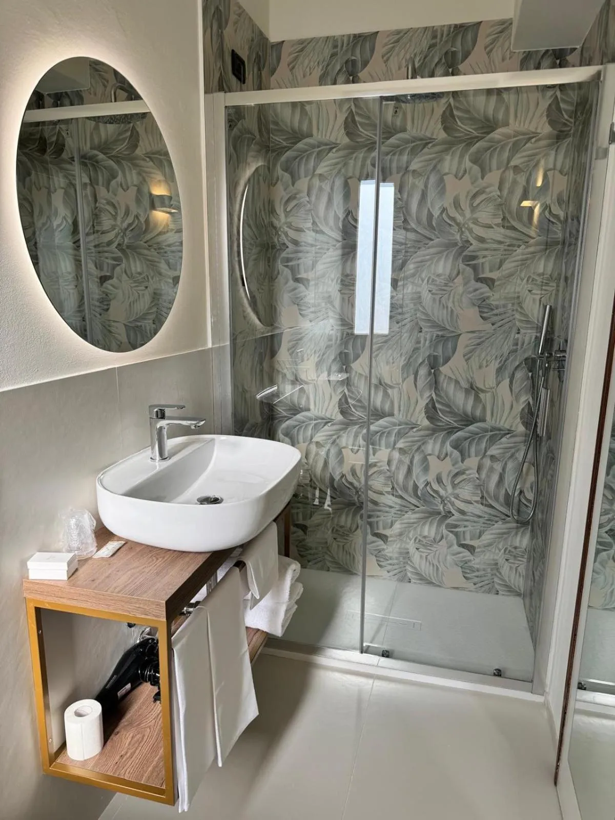 Shower in Hotel Corallo