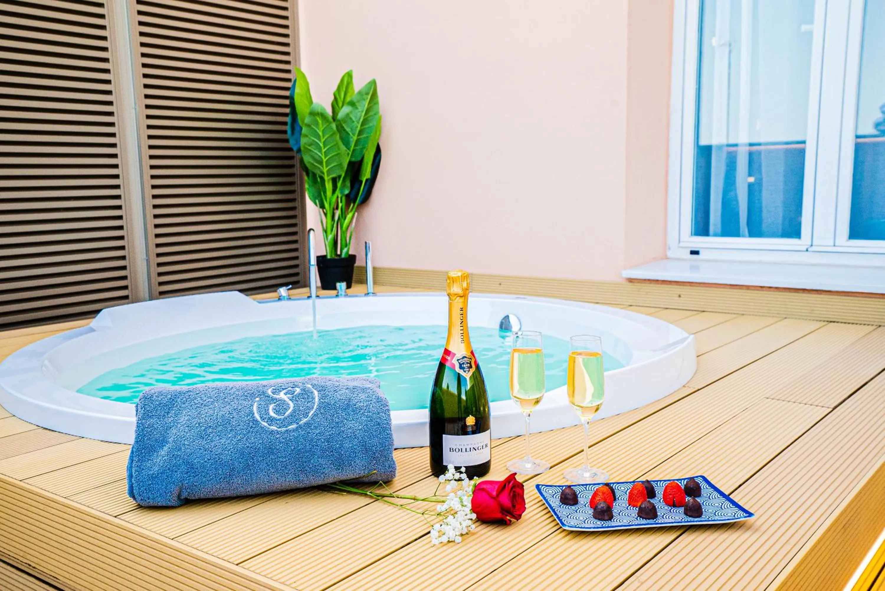 Hot Tub in SmartRental Collection Gran Vía Capital