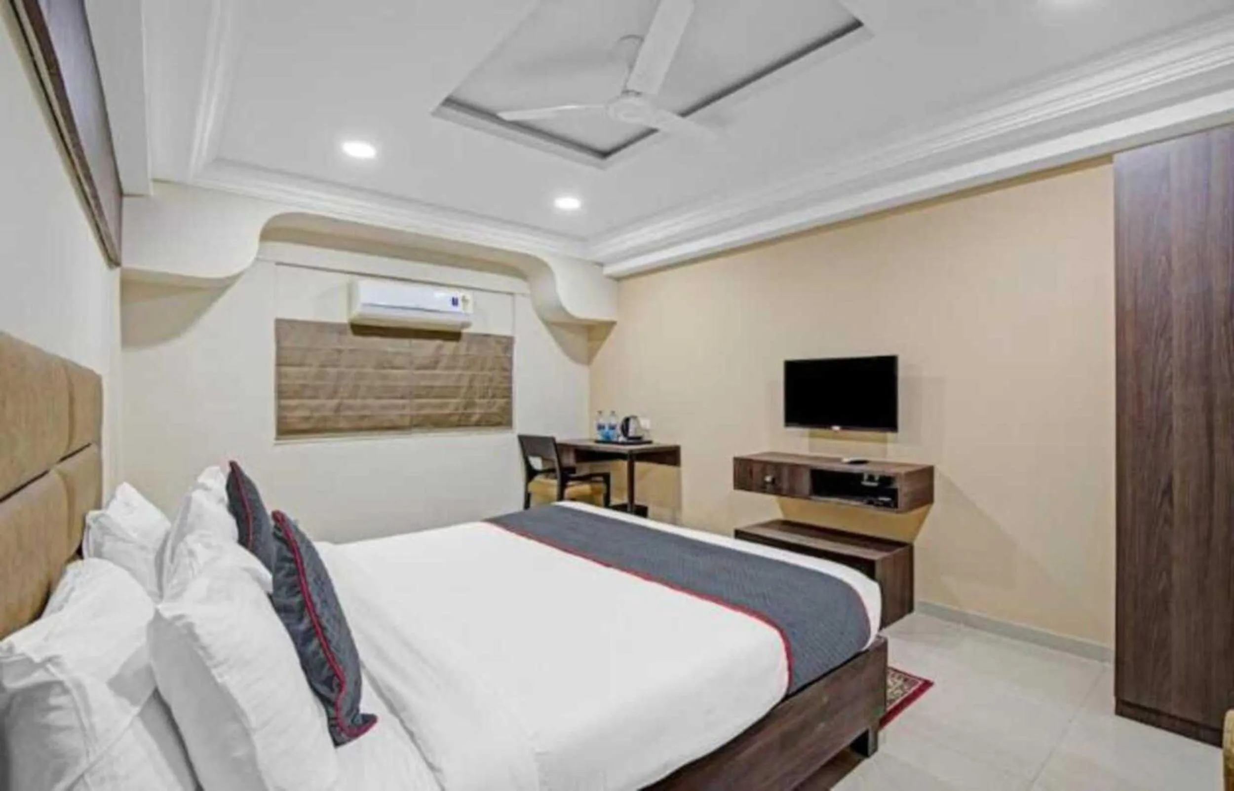 Bedroom, Bed in Alba Premier, Ahmedabad
