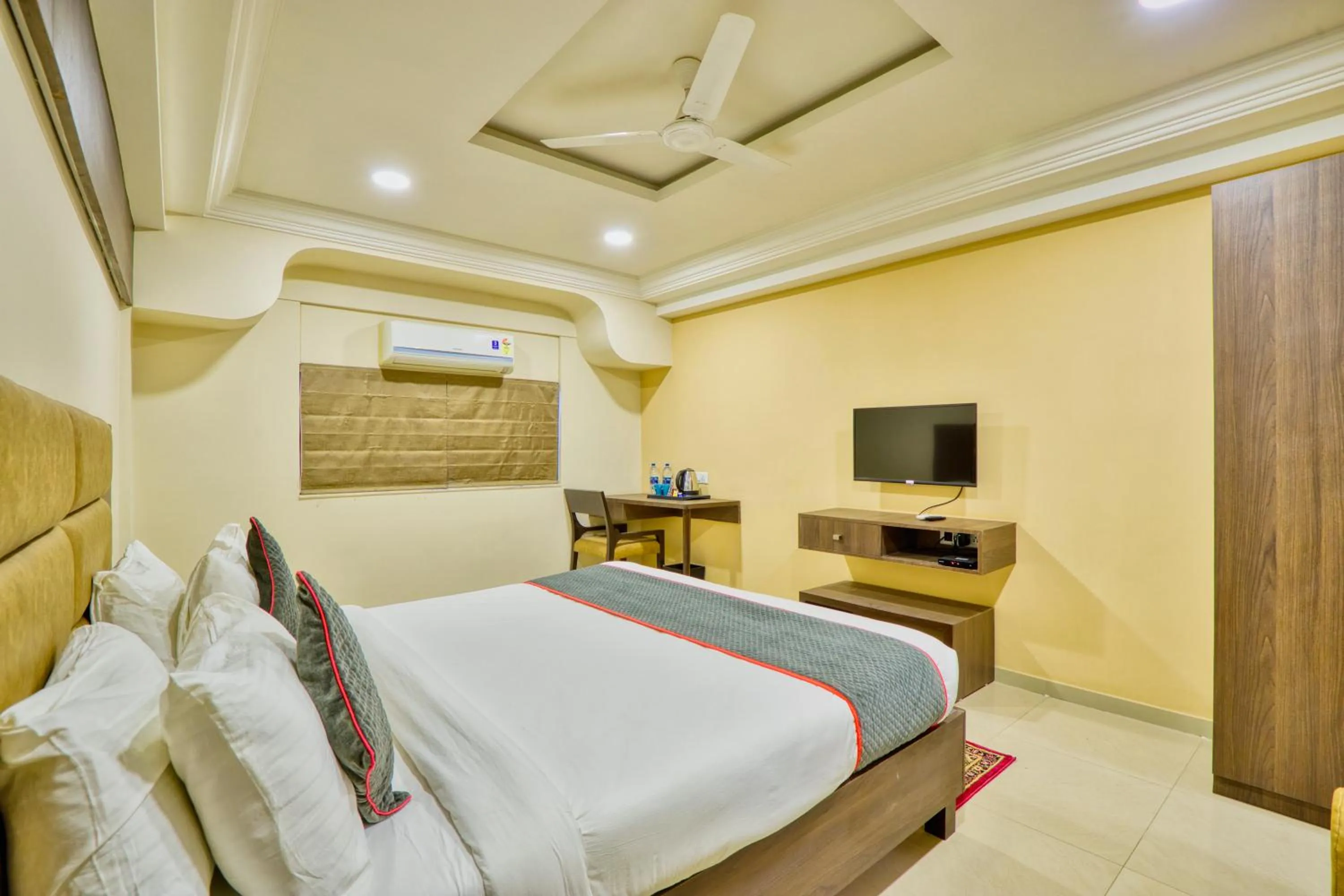 Bedroom, Bed in Alba Premier, Ahmedabad