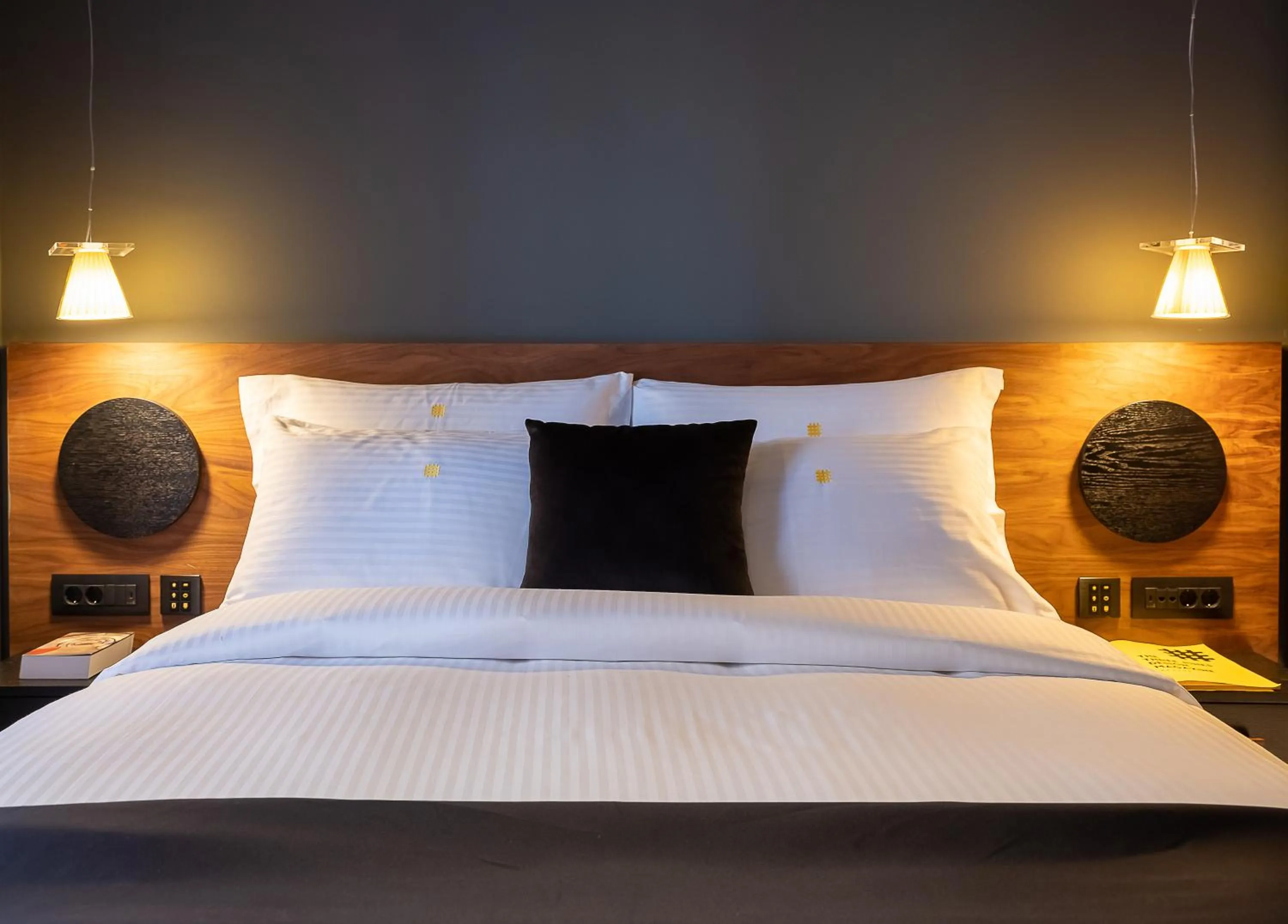 Bed in 3 Pines Design Living