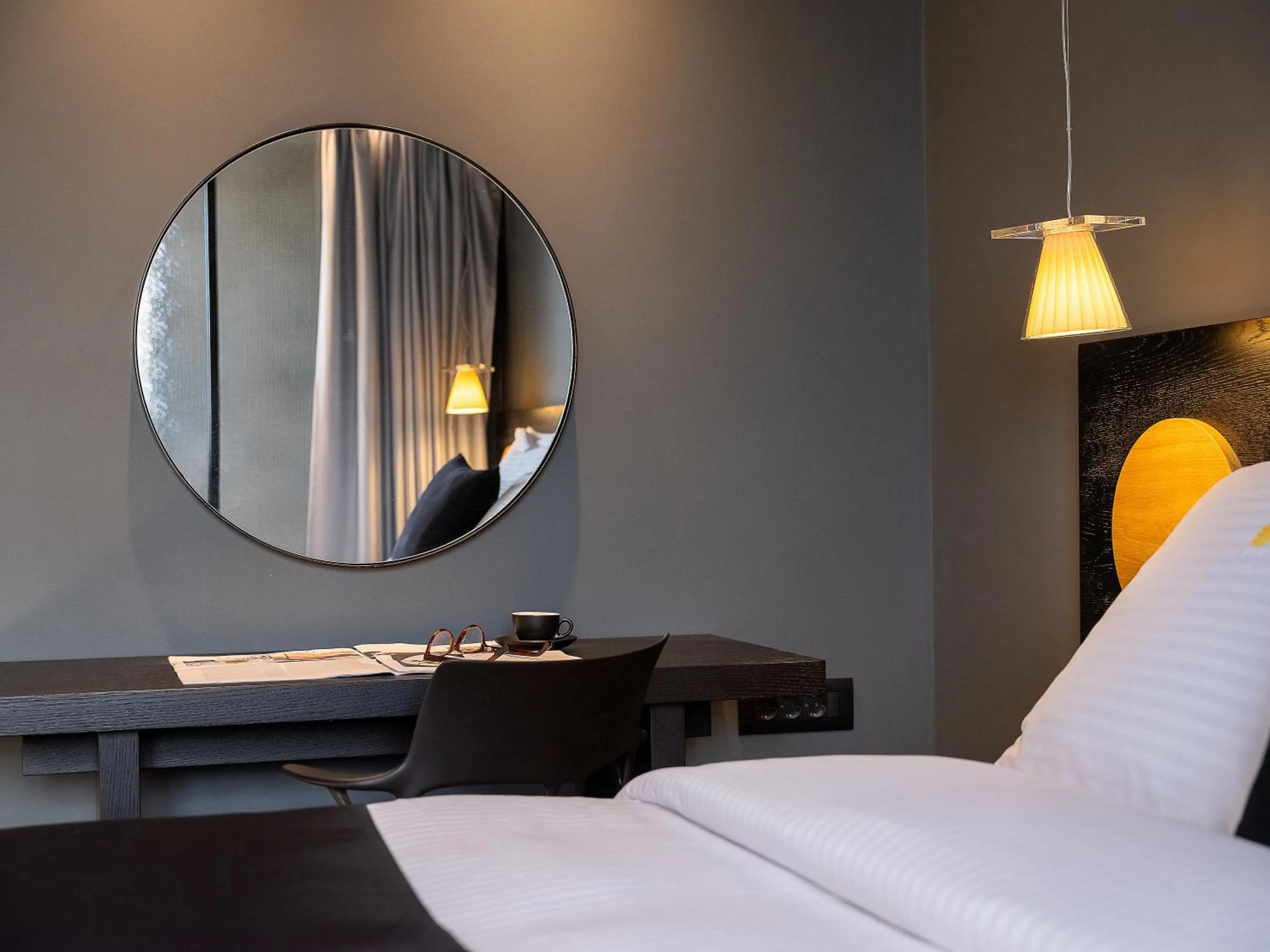 Bed in 3 Pines Design Living