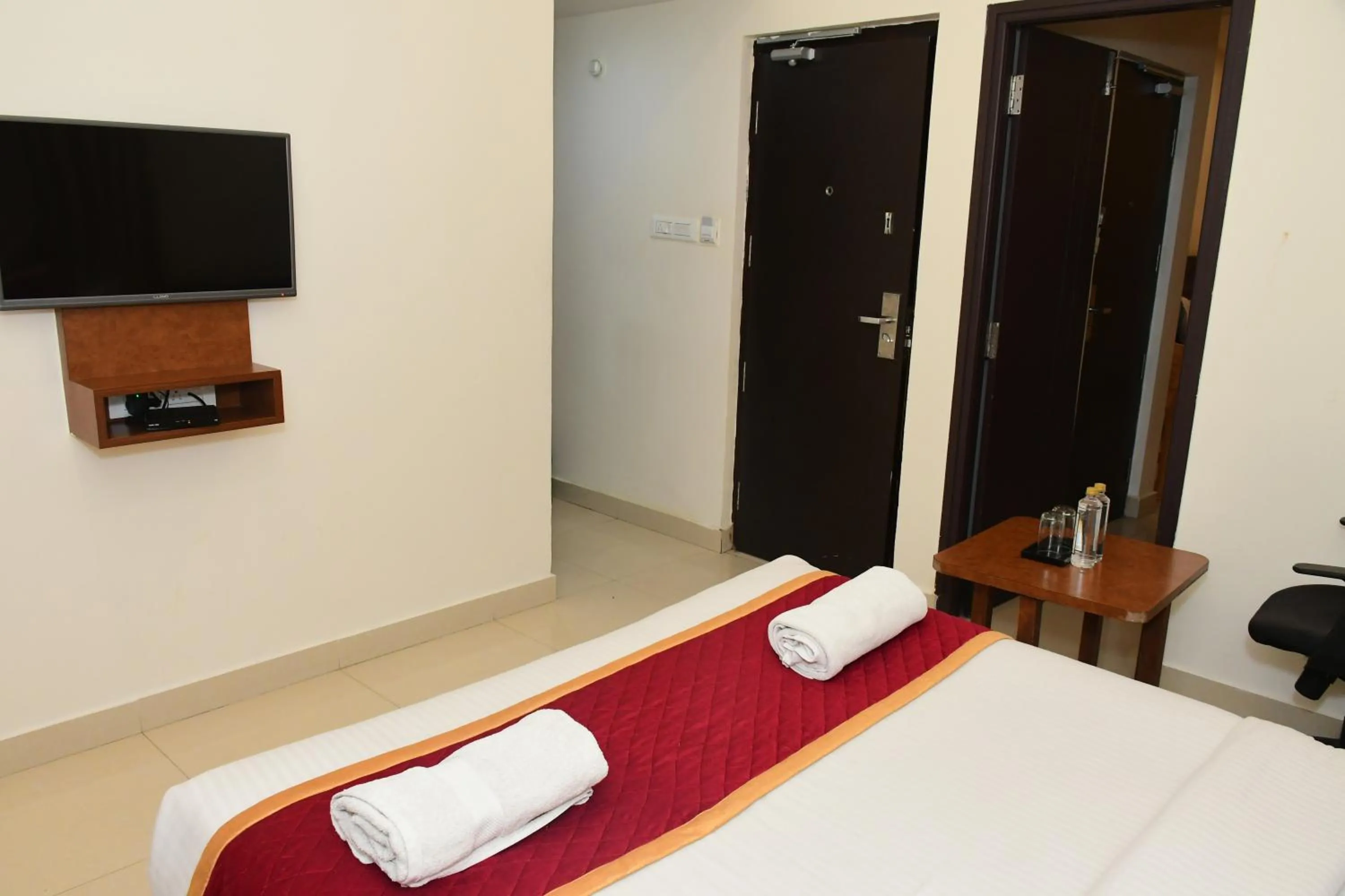 Photo of the whole room, Bed in Sai Vihaar Inn & Suites