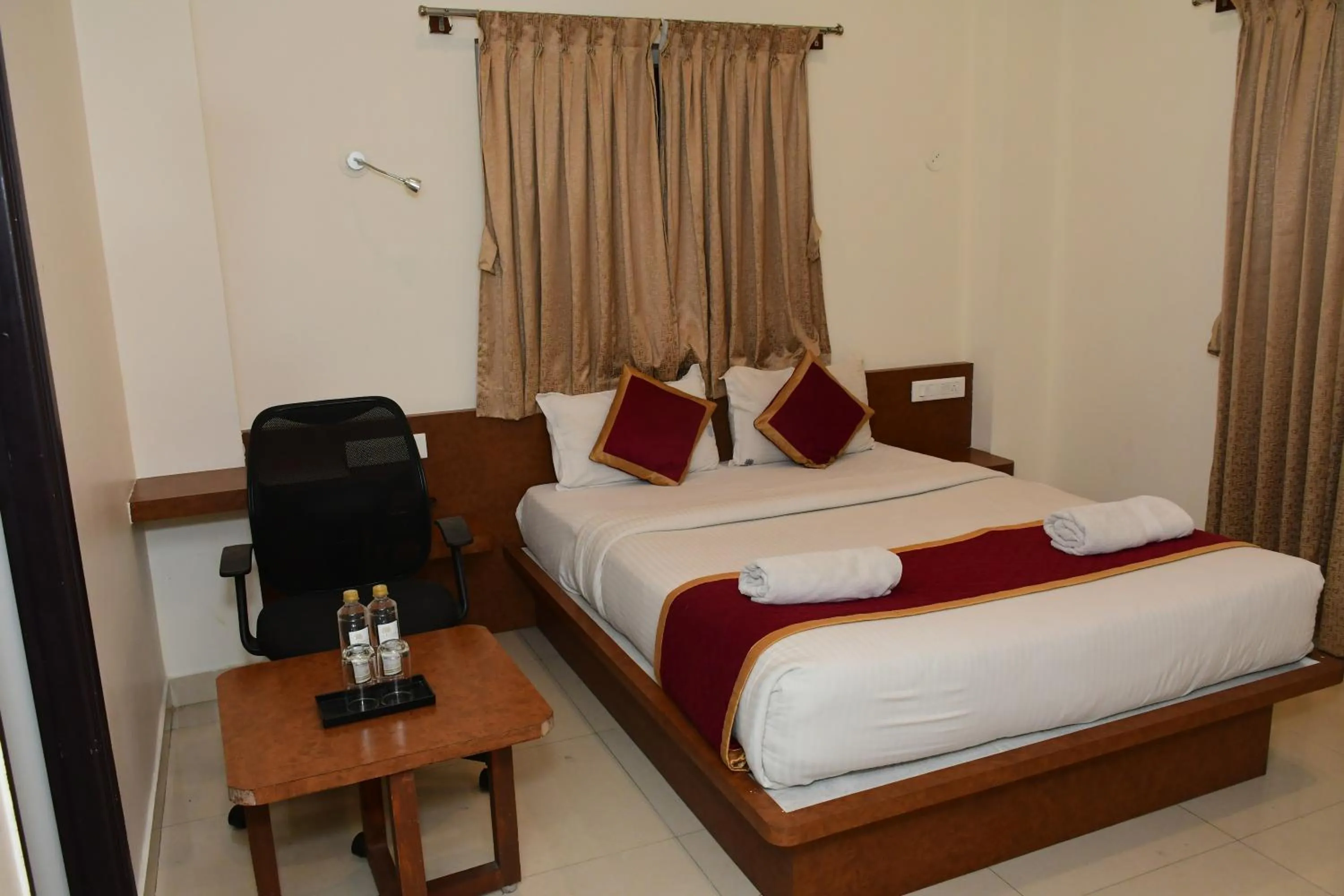 Bed in Sai Vihaar Inn & Suites