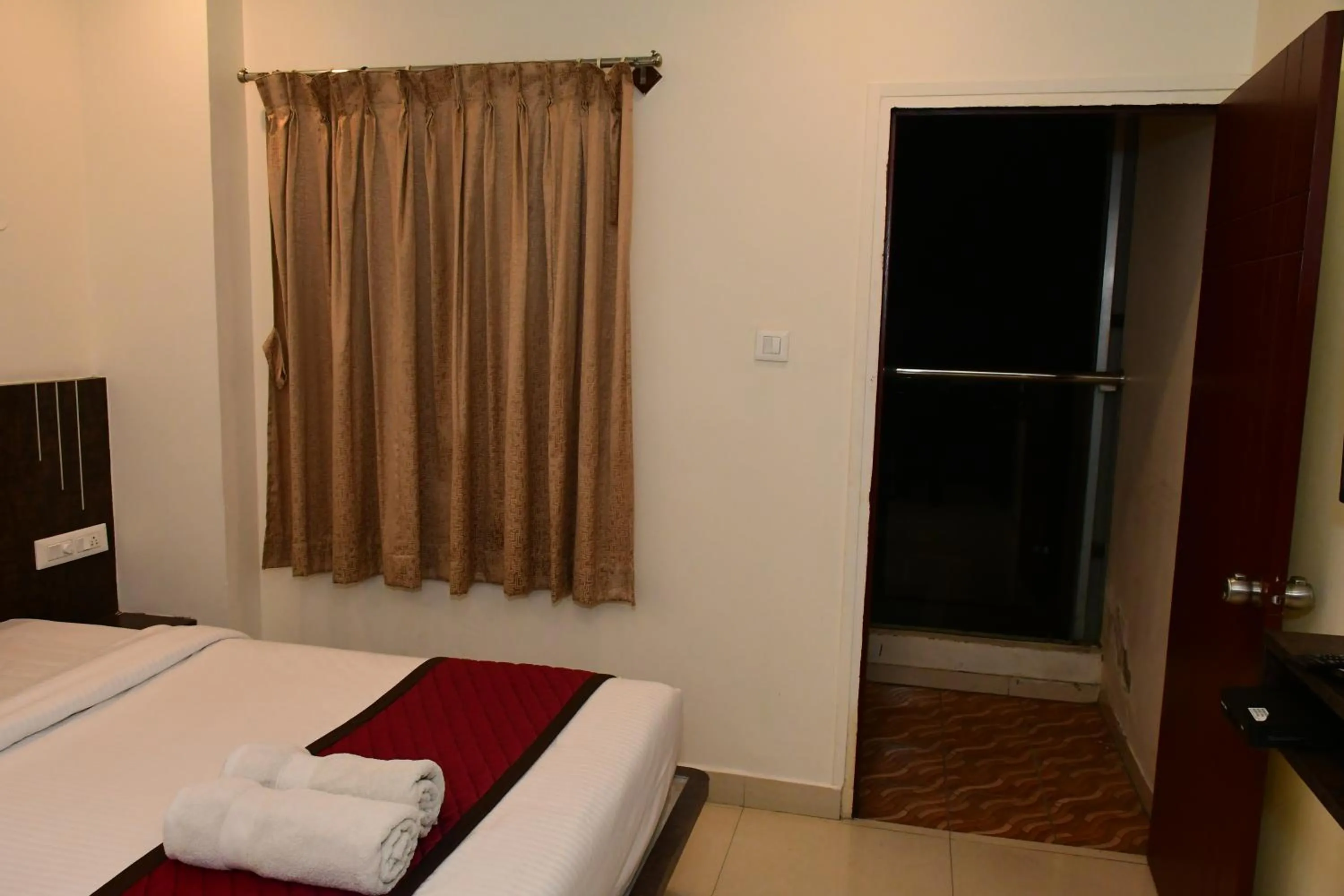 Photo of the whole room, Bed in Sai Vihaar Inn & Suites