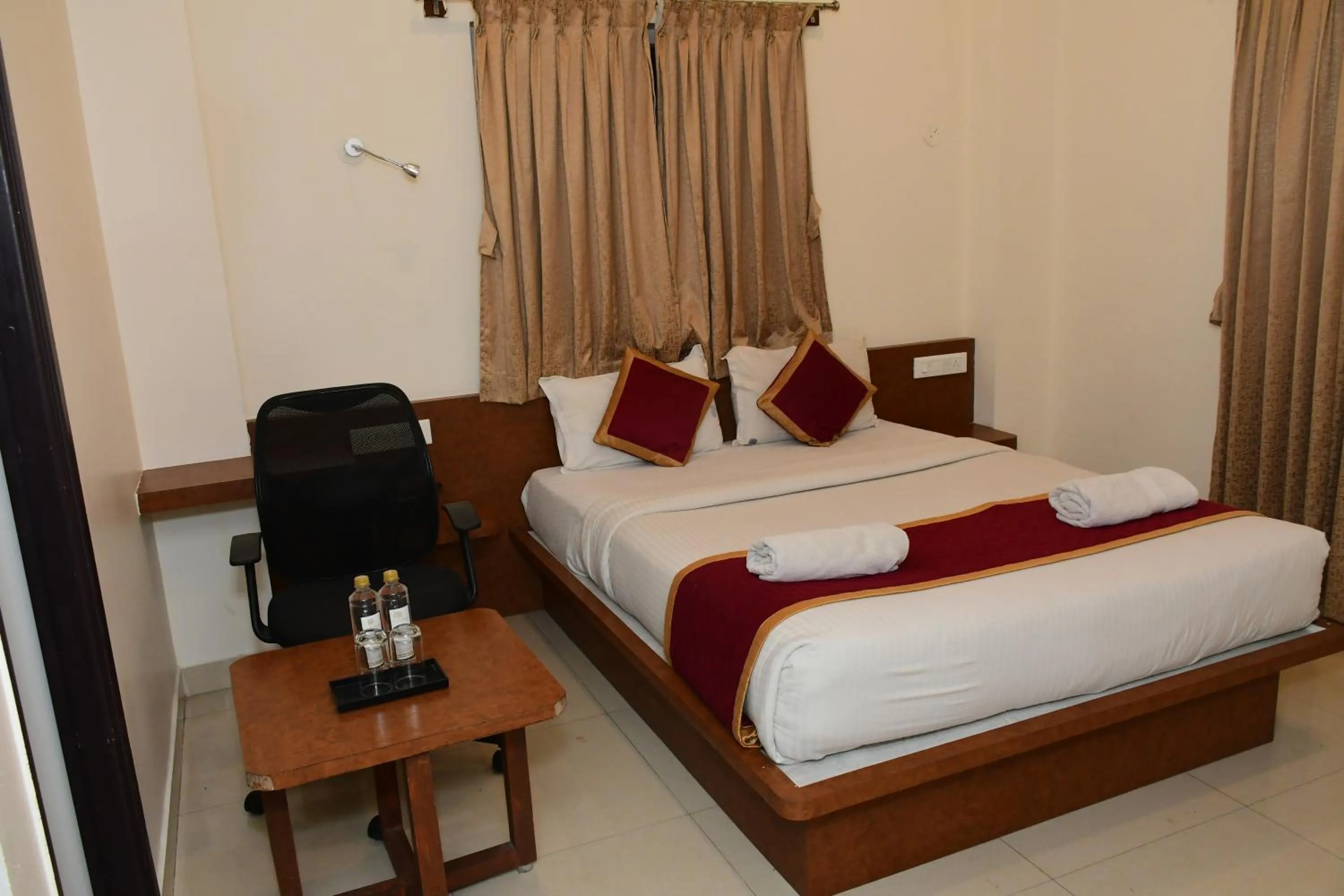 Bedroom, Bed in Sai Vihaar Inn & Suites