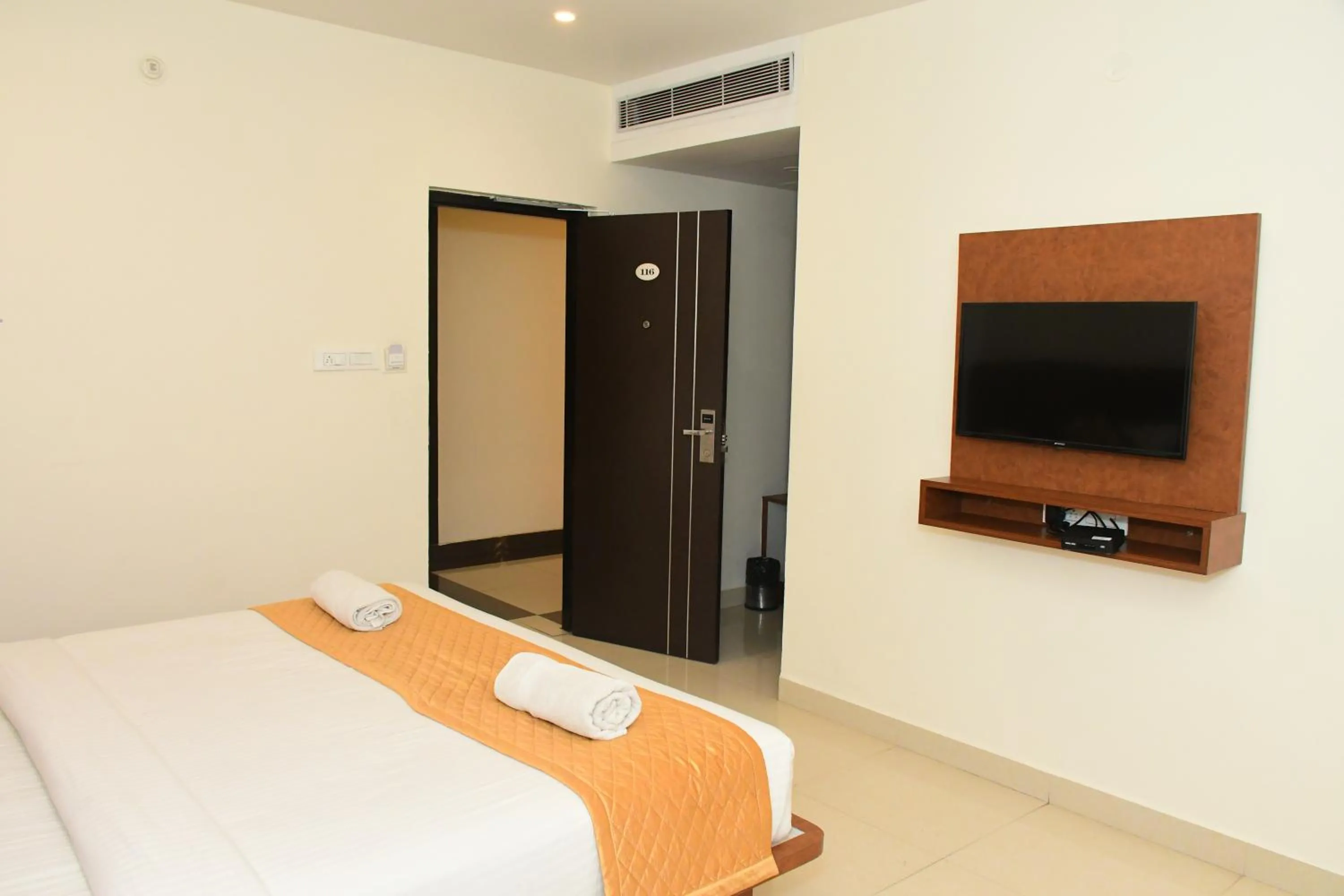 Photo of the whole room, Bed in Sai Vihaar Inn & Suites