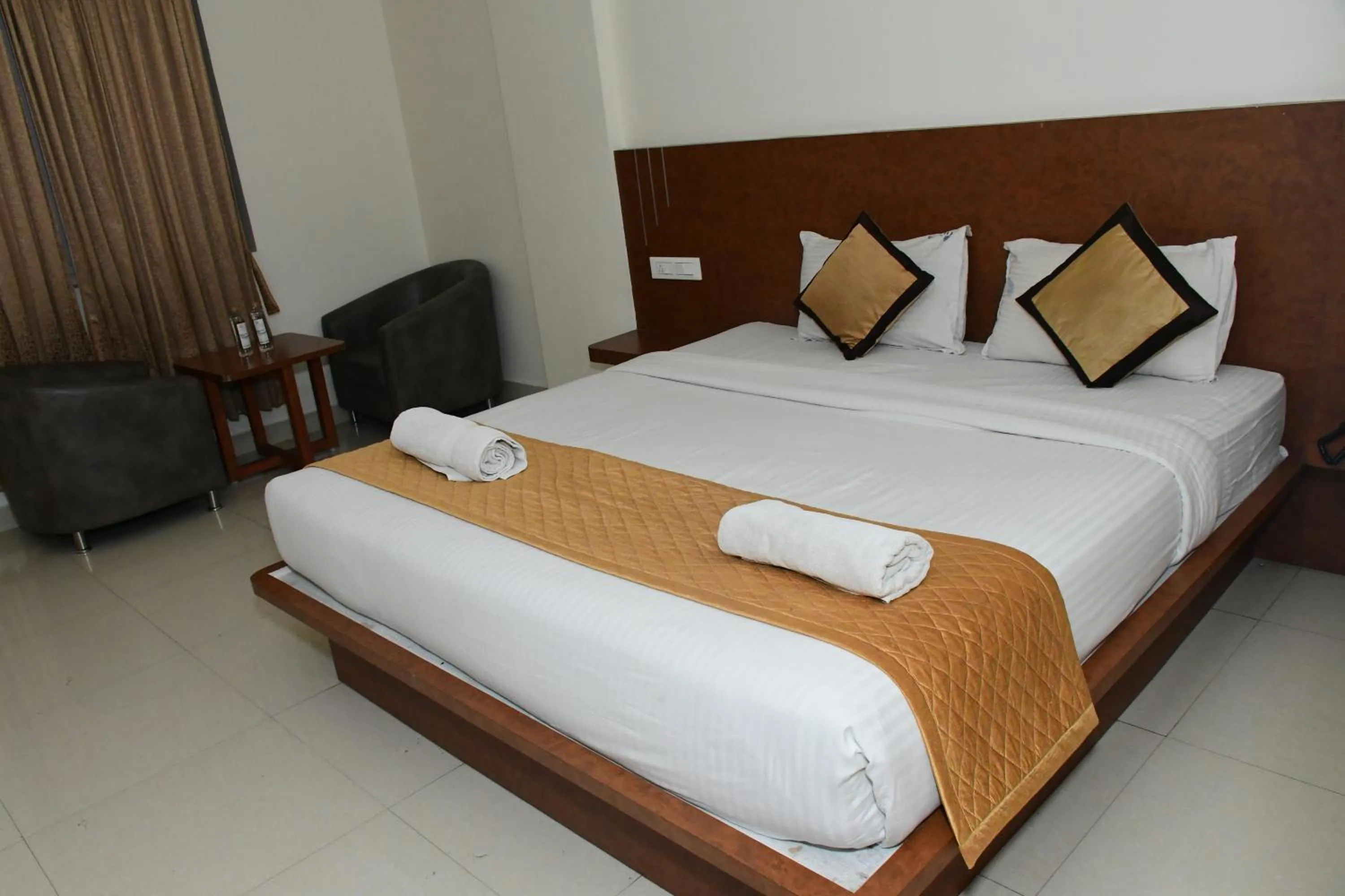 Photo of the whole room, Bed in Sai Vihaar Inn & Suites